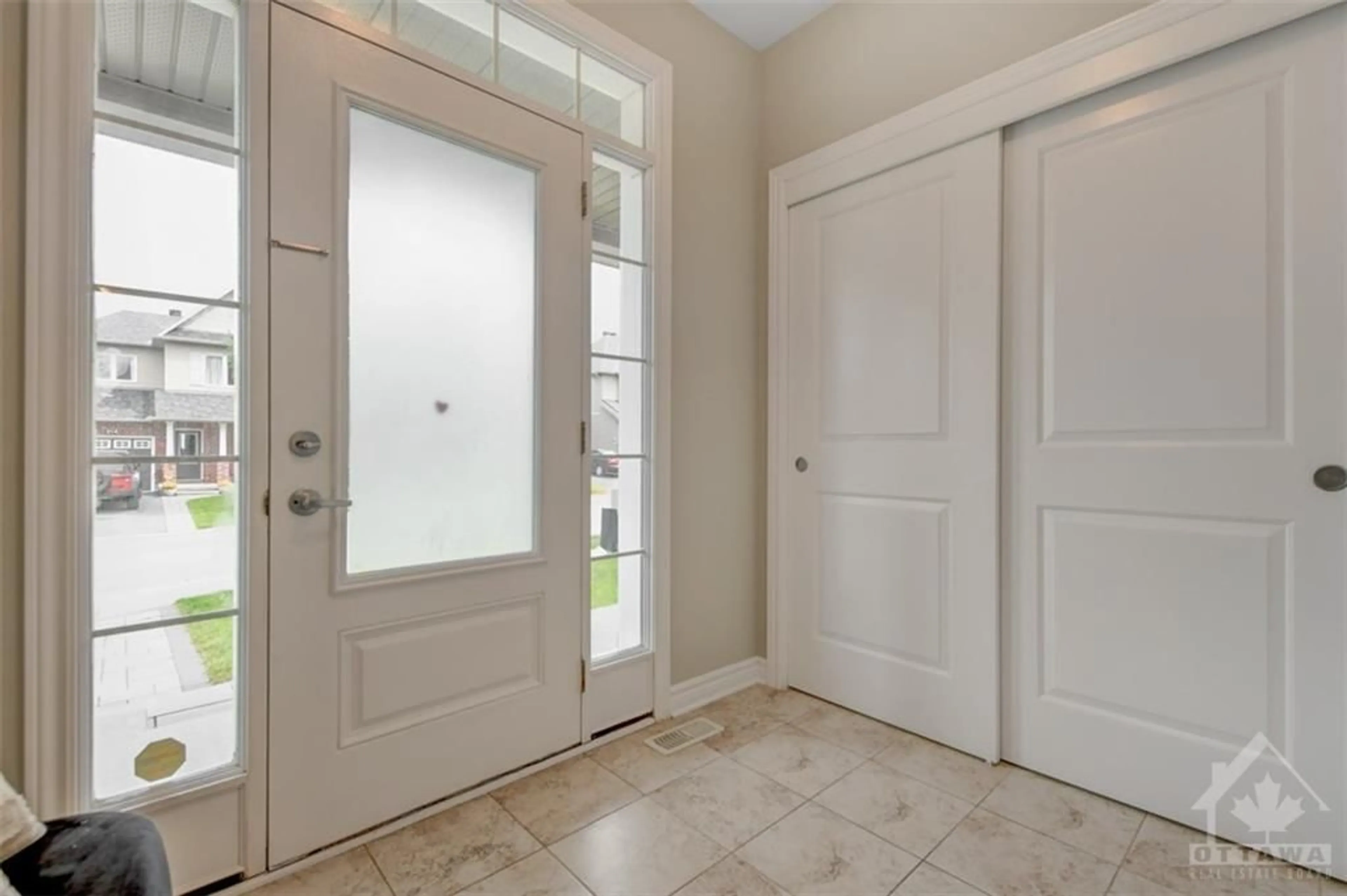 Indoor entryway, wood floors for 213 MISSION TRAIL Cres, Ottawa Ontario K2T 0H7