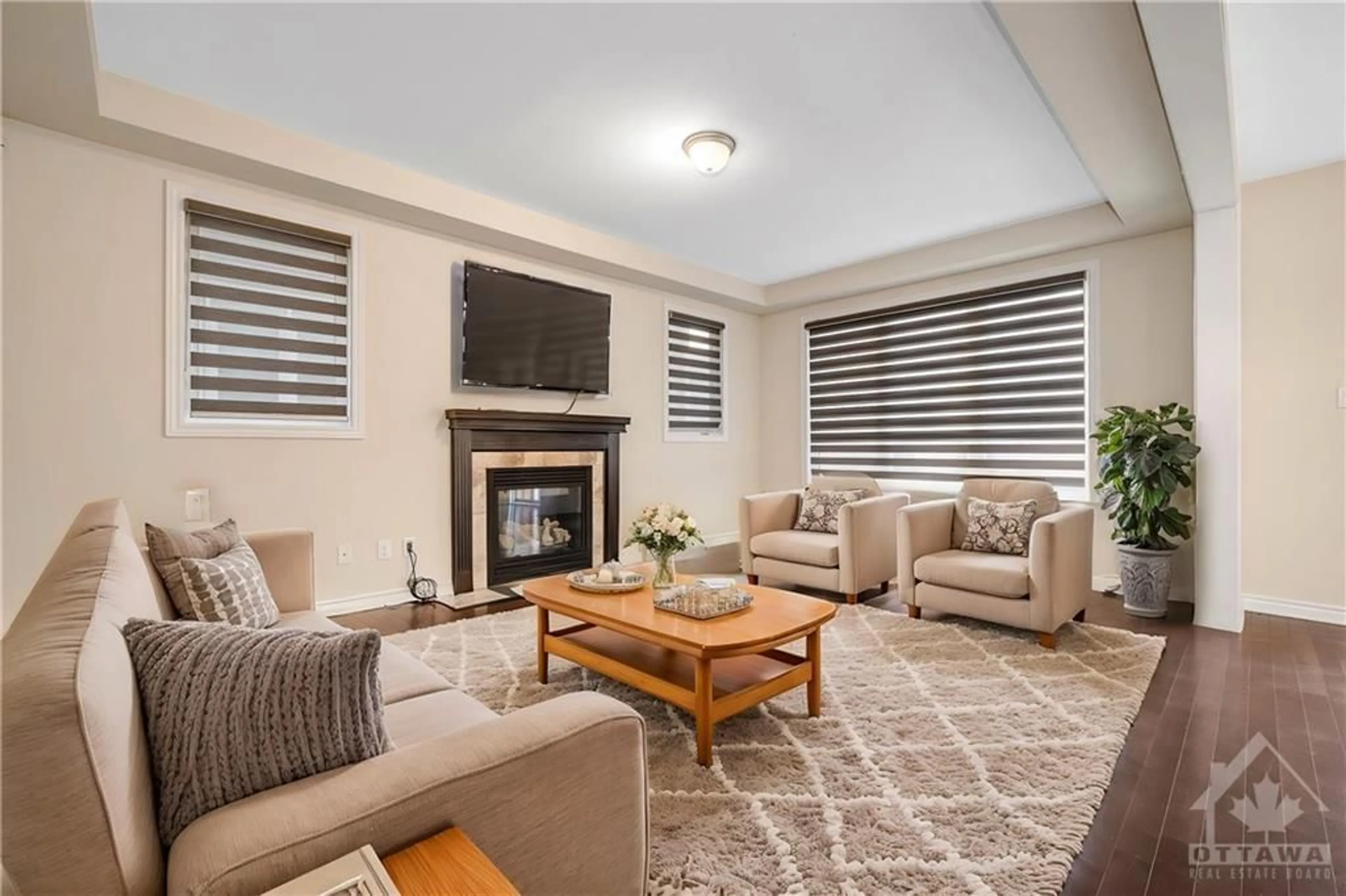 Living room, wood floors for 626 DUNDONALD Dr, Ottawa Ontario K2C 3H2