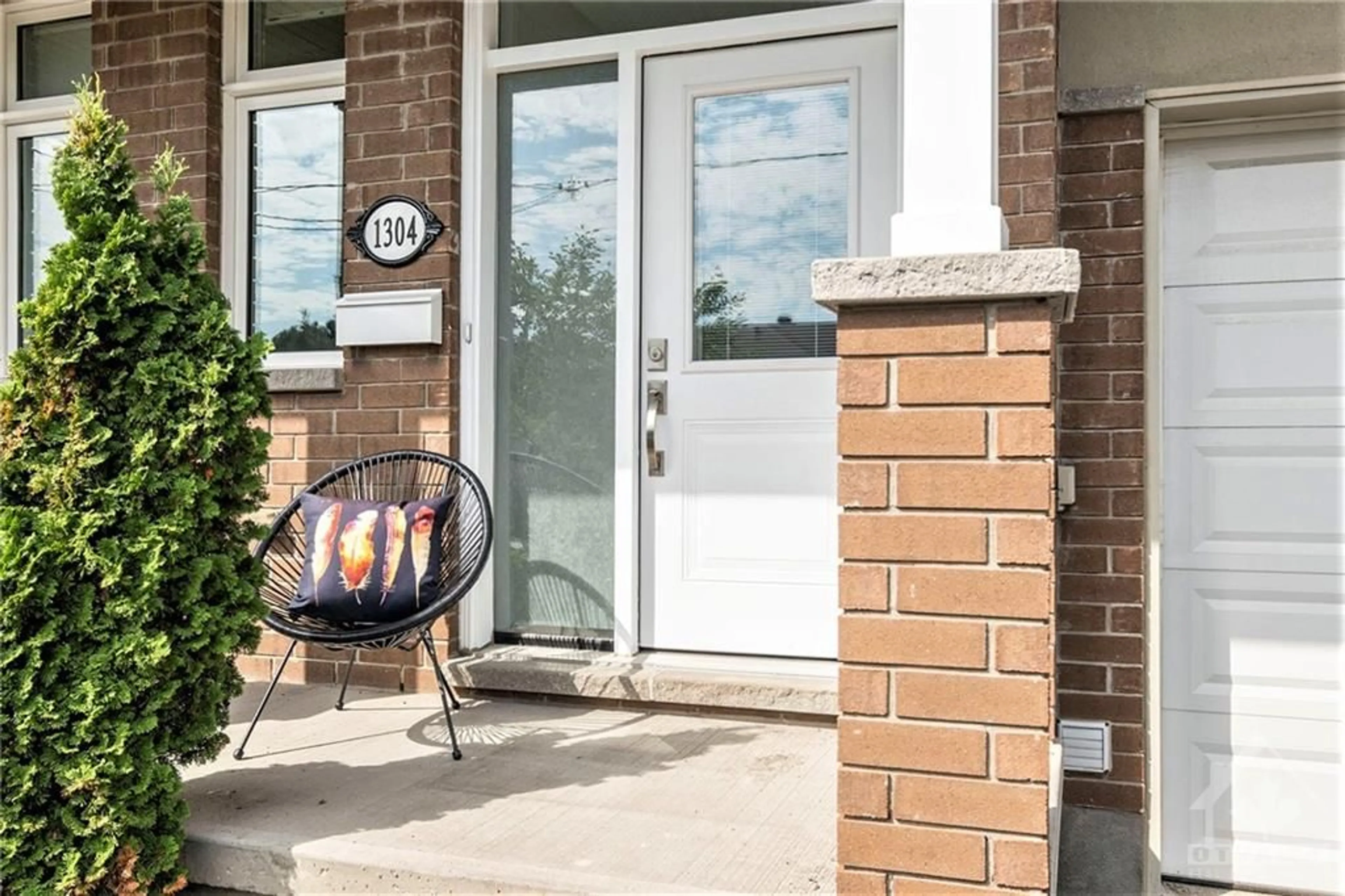 Indoor entryway, carpet floors for 1304 AVENUE P Ave, Ottawa Ontario K1G 0B3