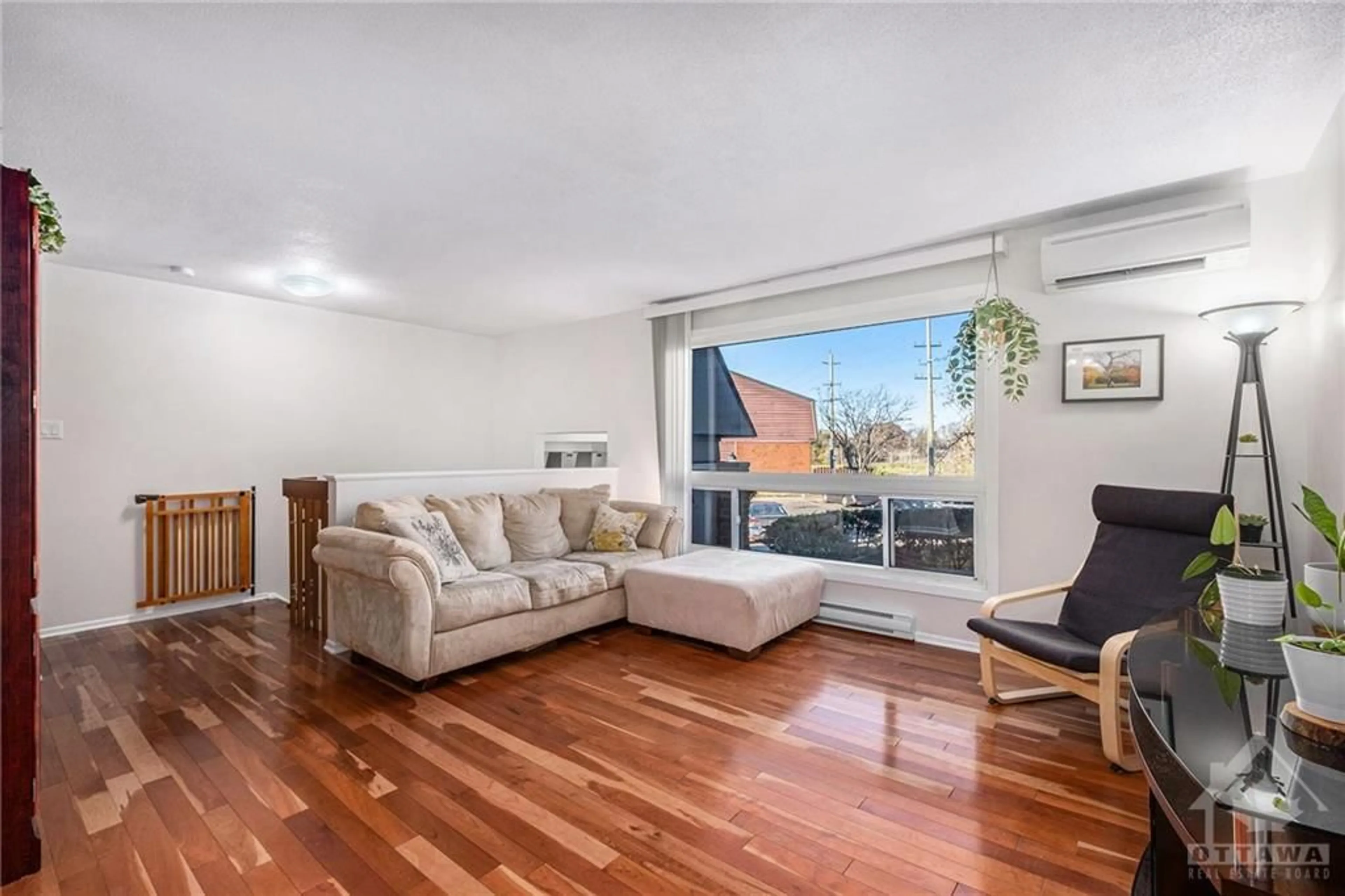 Living room, wood floors for 1 BANNER Rd #G, Ottawa Ontario K2H 8T3