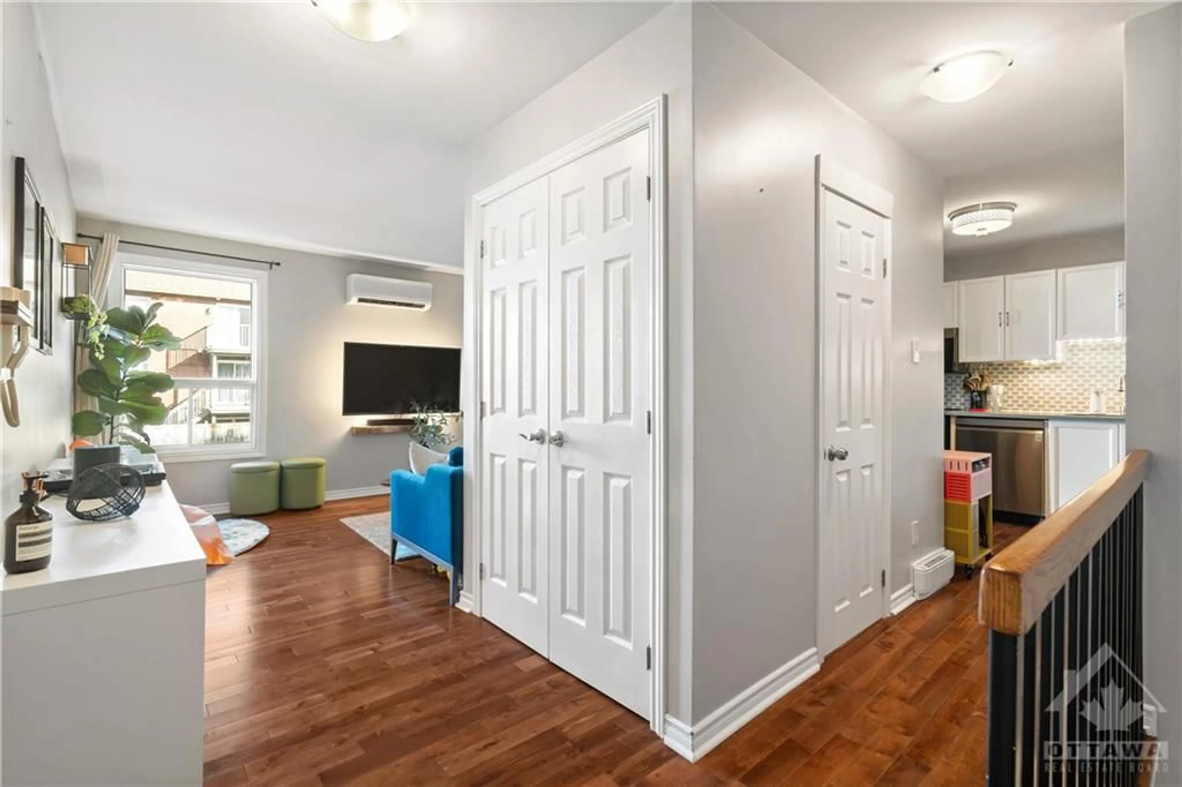 Indoor entryway, wood floors for 3066D COUNCILLOR'S Way, Ottawa Ontario K1T 2S7