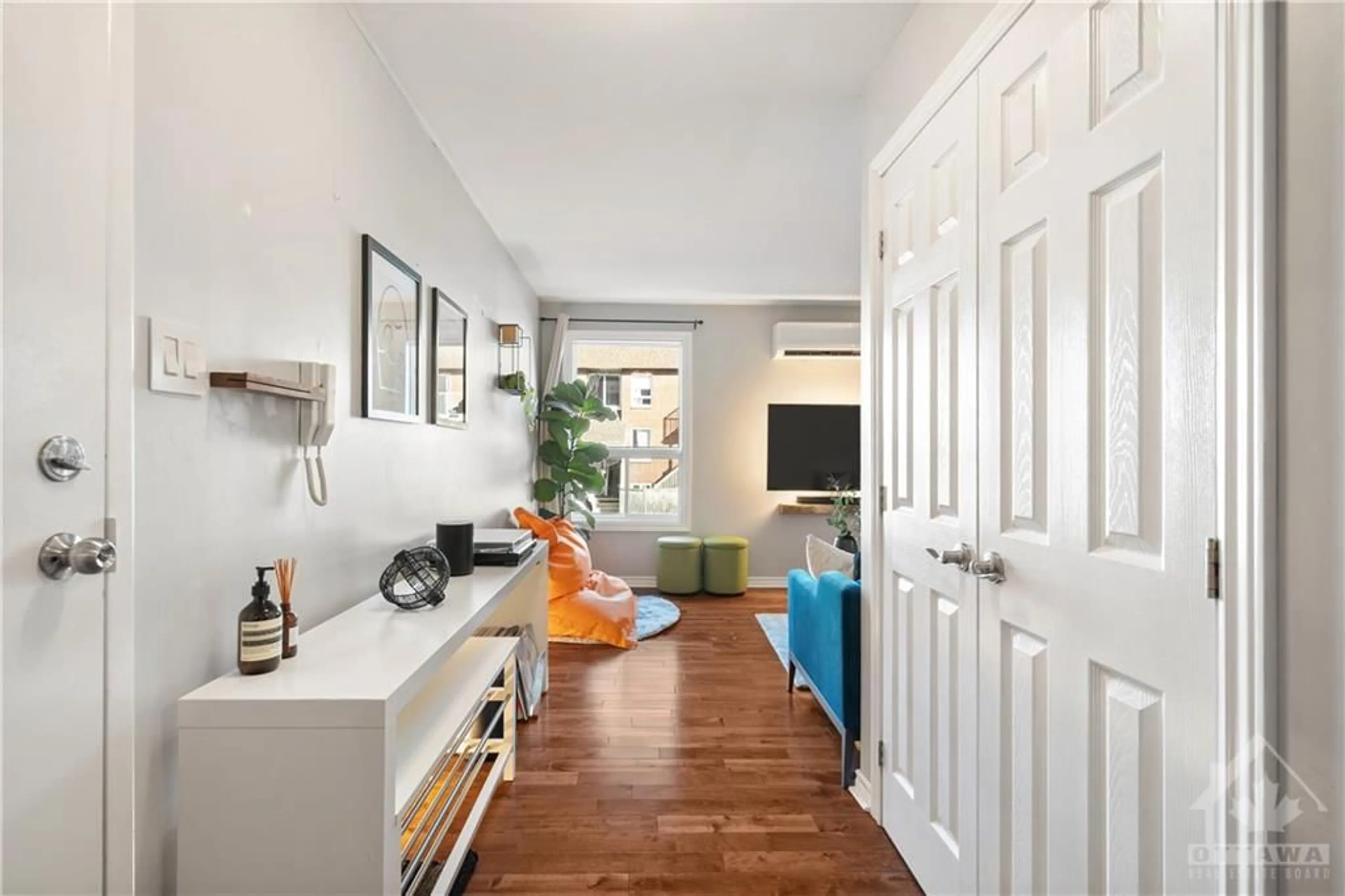 Indoor entryway, wood floors for 3066D COUNCILLOR'S Way, Ottawa Ontario K1T 2S7