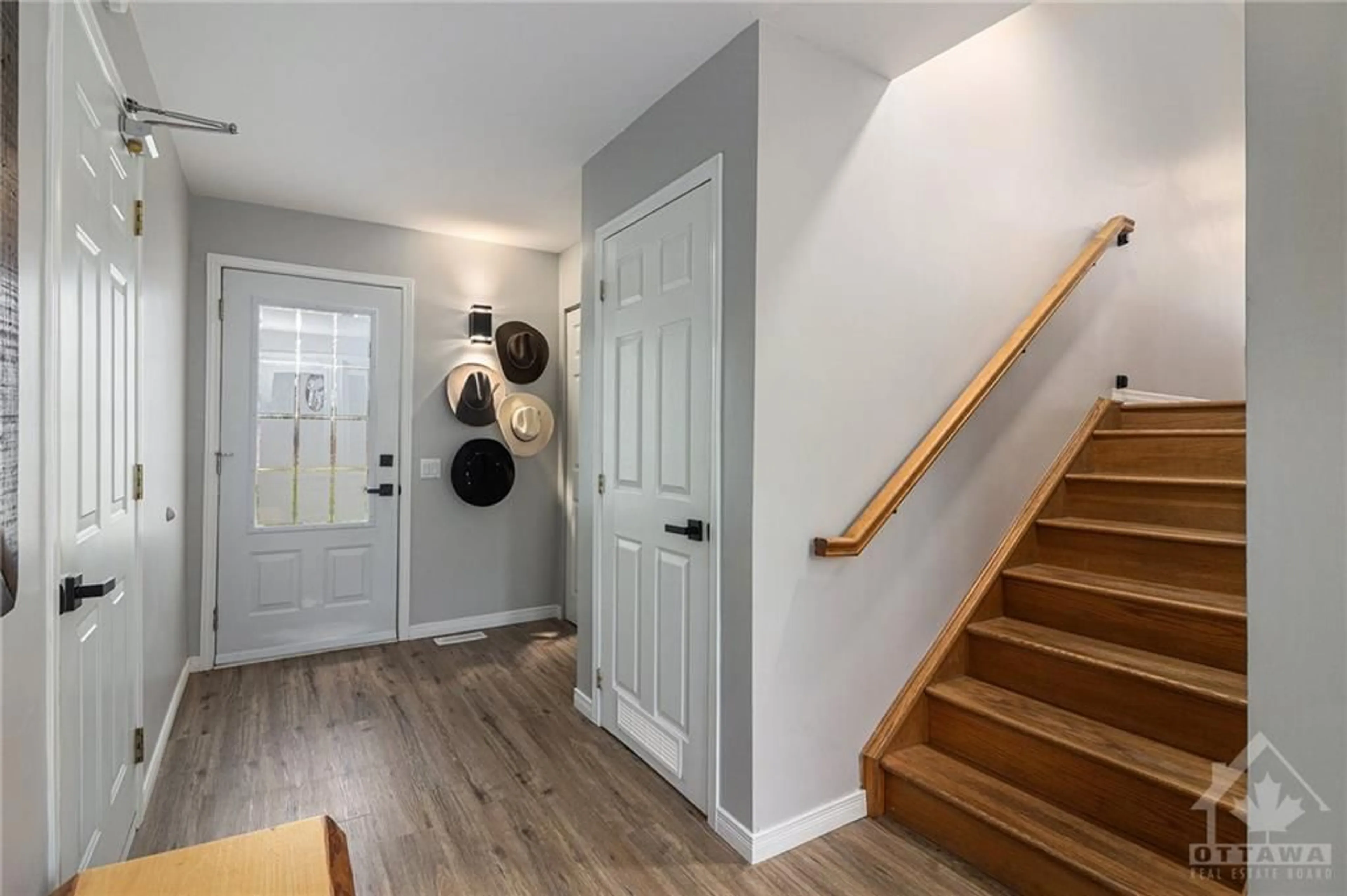 Indoor entryway, wood floors for 951 DU CASTOR Rd, St Albert Ontario K0A 3C0