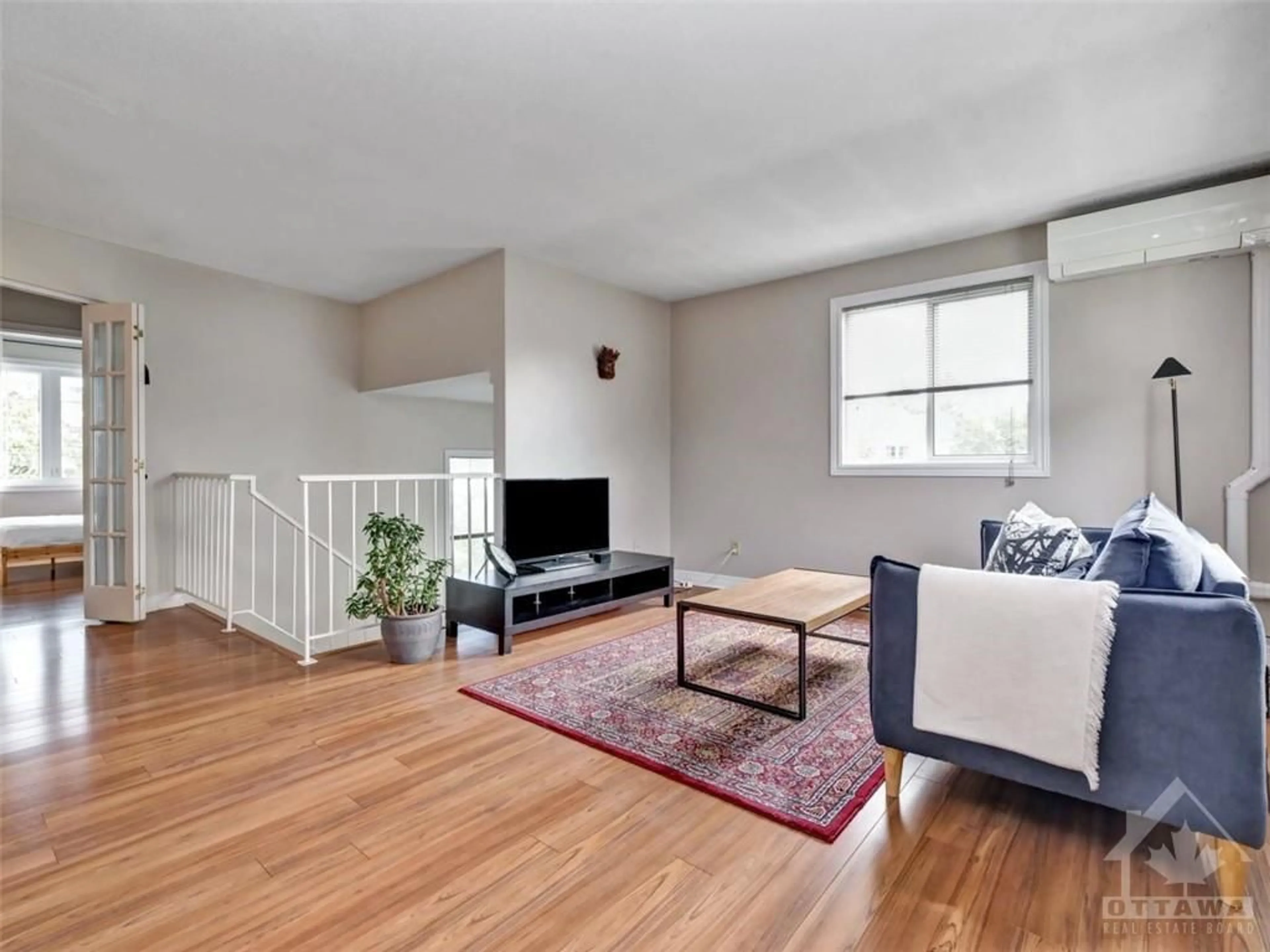 Living room, wood floors for 39 CASTLEGREEN Pvt, Ottawa Ontario K1T 3N4