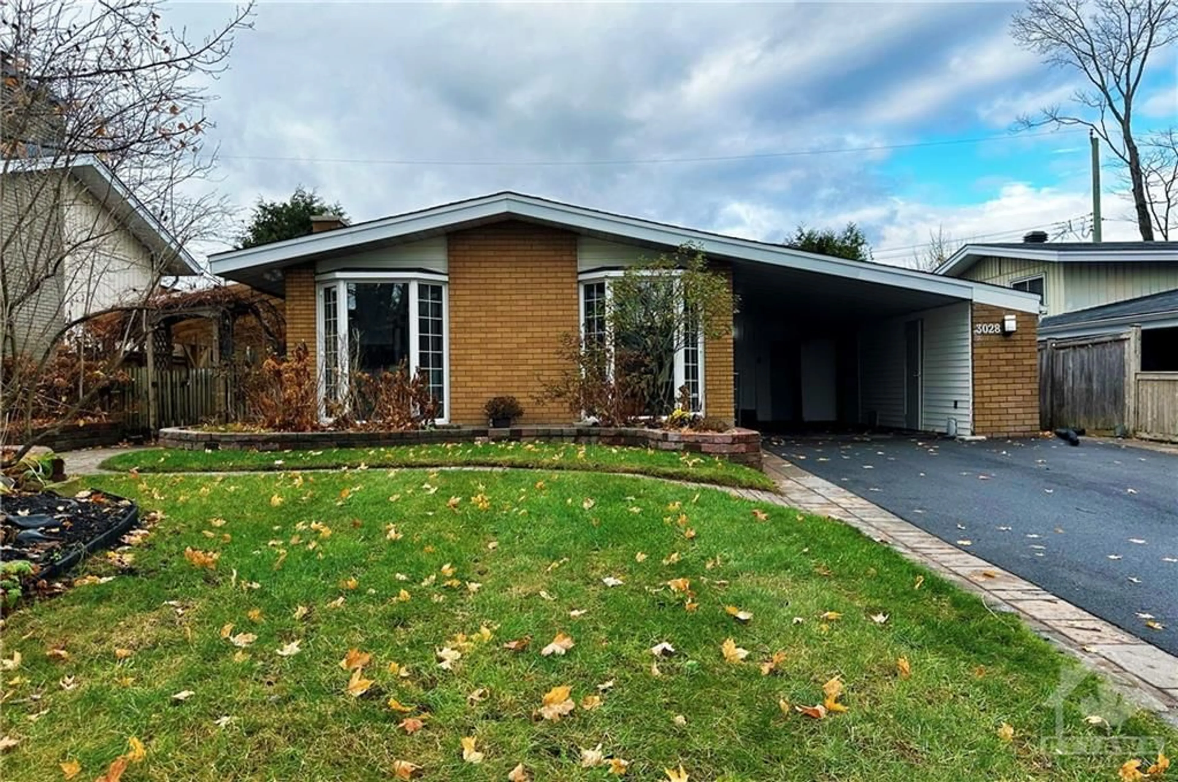 Home with brick exterior material for 3028 LINTON Rd, Ottawa Ontario K1V 8H3