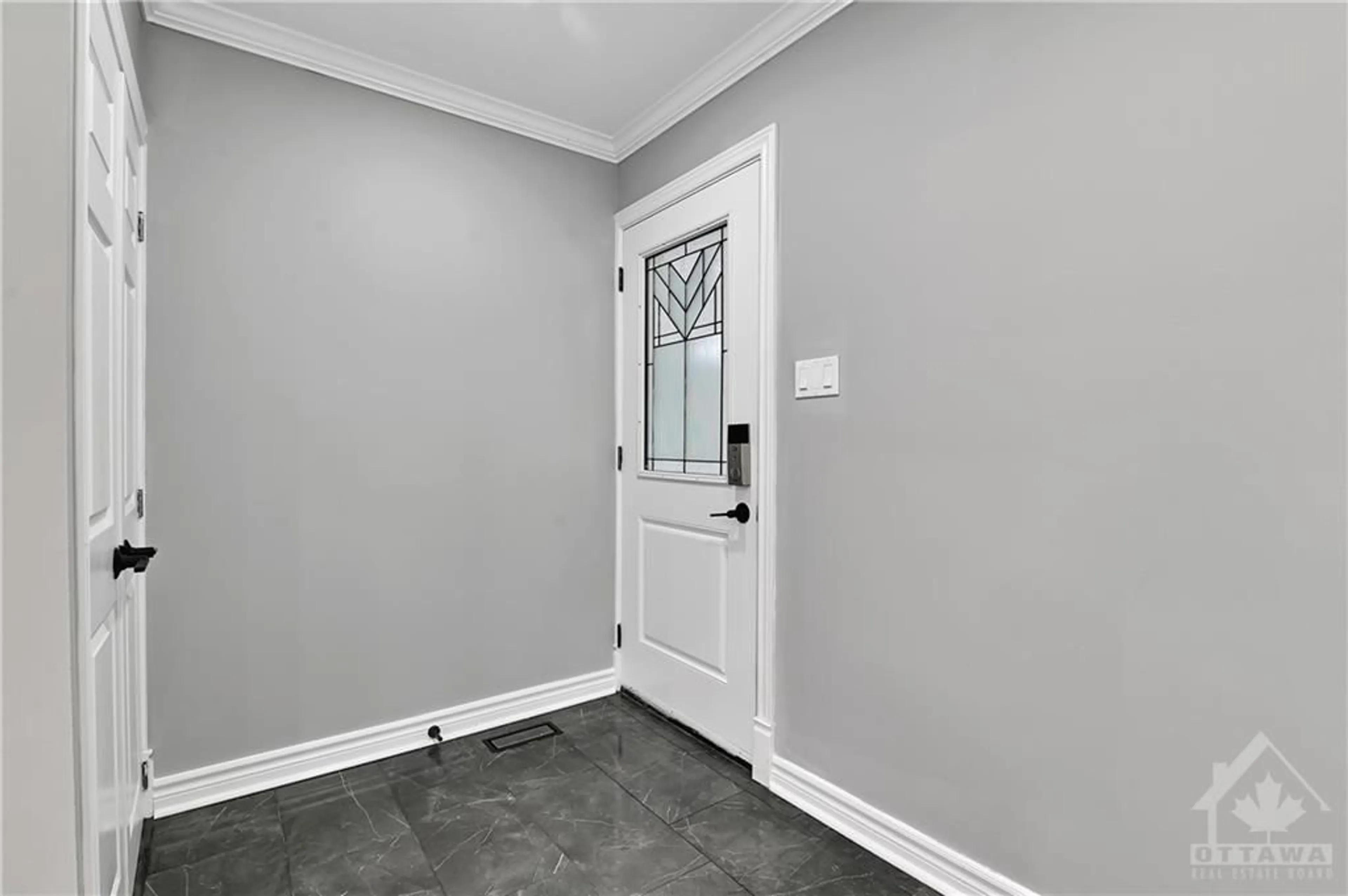 Indoor entryway, cement floor for 3028 LINTON Rd, Ottawa Ontario K1V 8H3