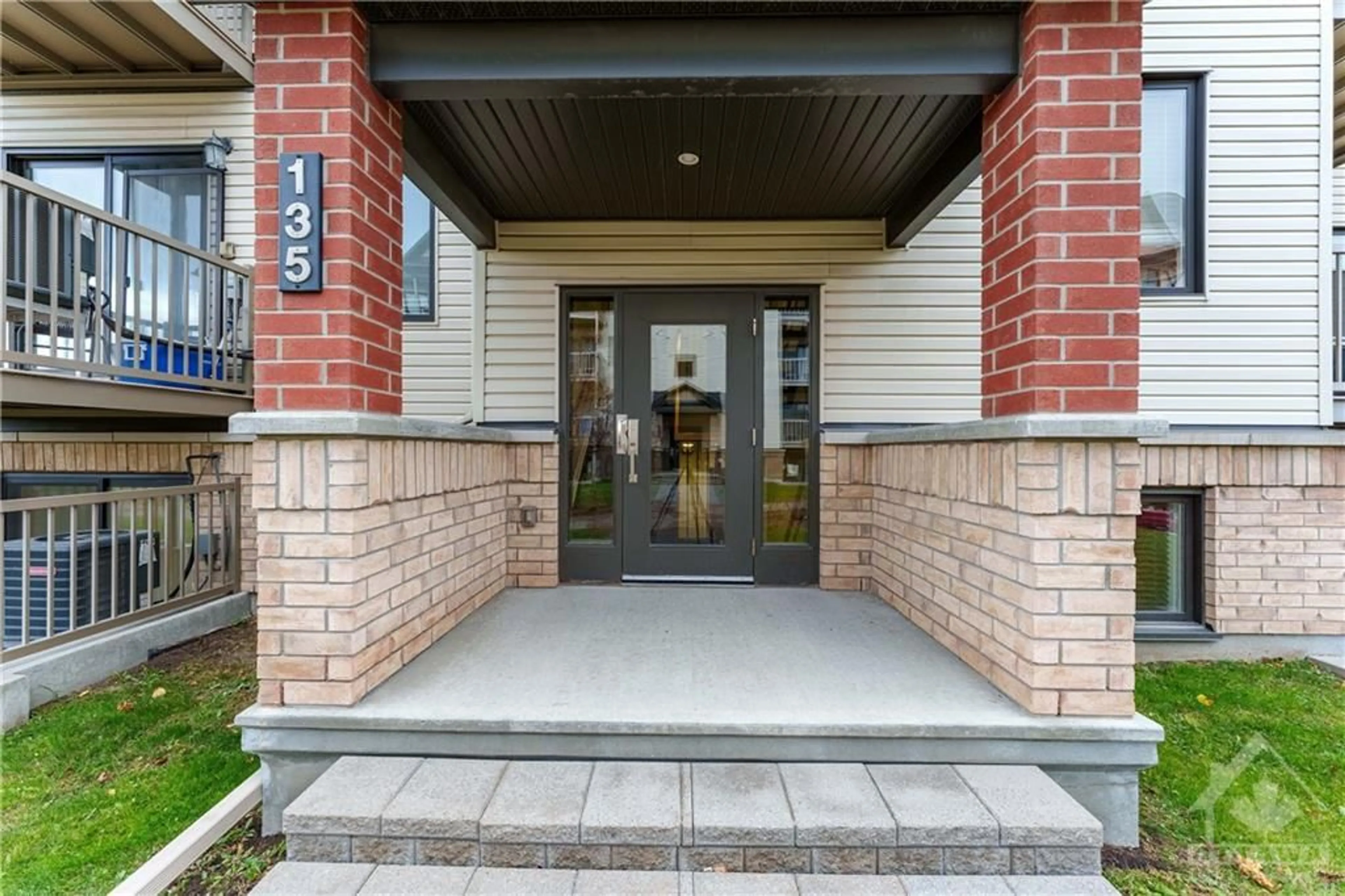 Indoor entryway for 135 BLUESTONE Pvt #2, Ottawa Ontario K4A 0X7