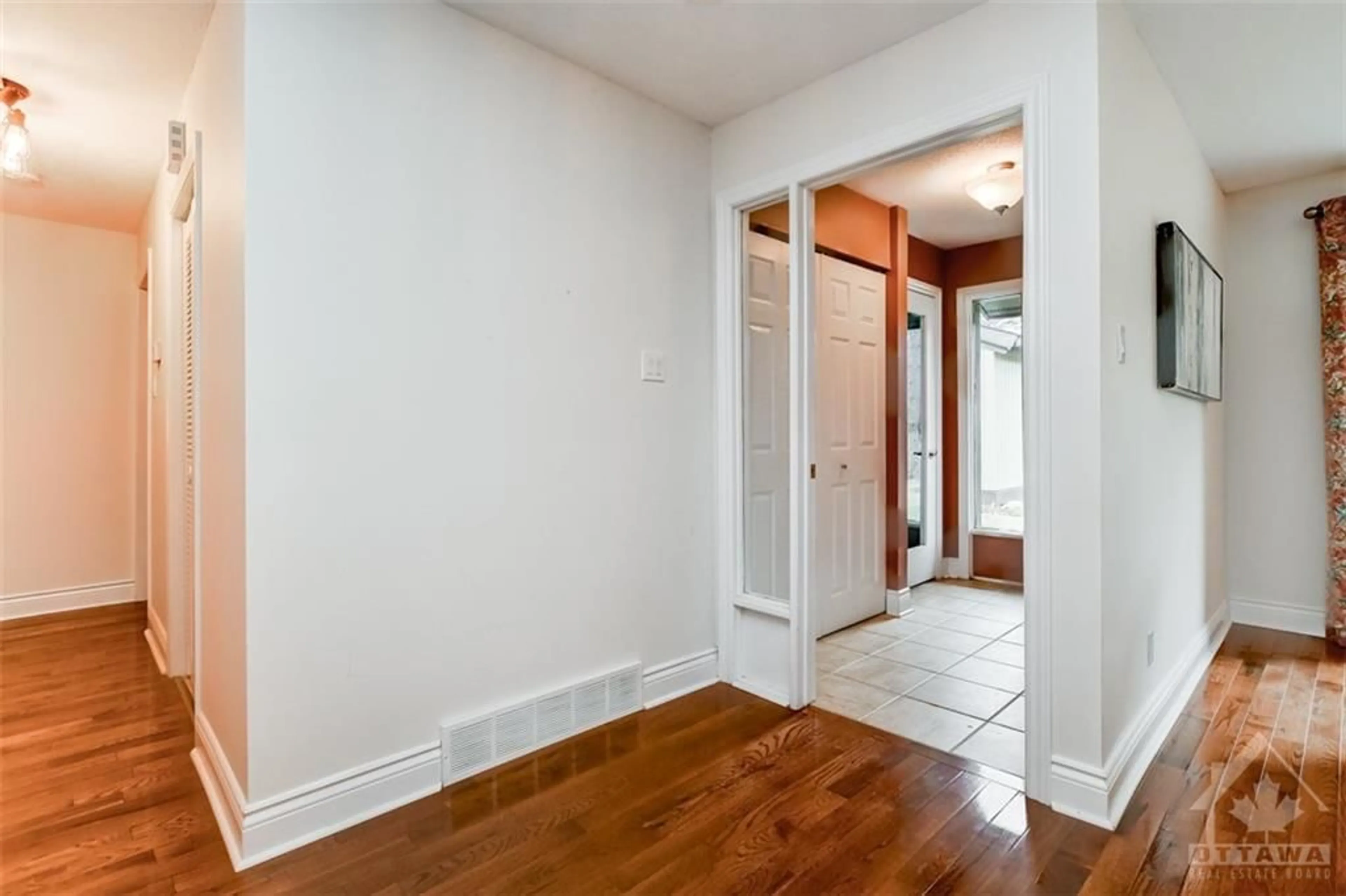 Indoor entryway, wood floors for 2 KITTANSETT Crt, Ottawa Ontario K2S 1B9