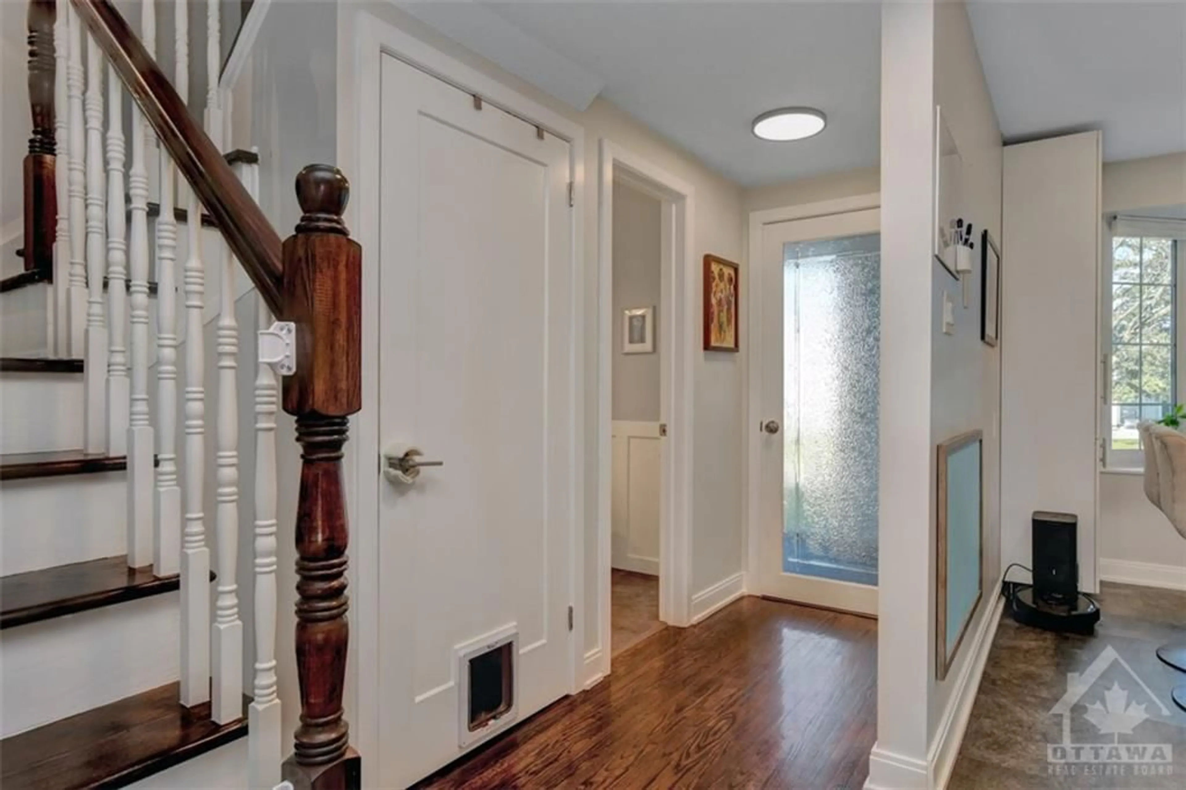 Indoor entryway, wood floors for 2646 DRAPER Ave, Ottawa Ontario K2H 6Z9