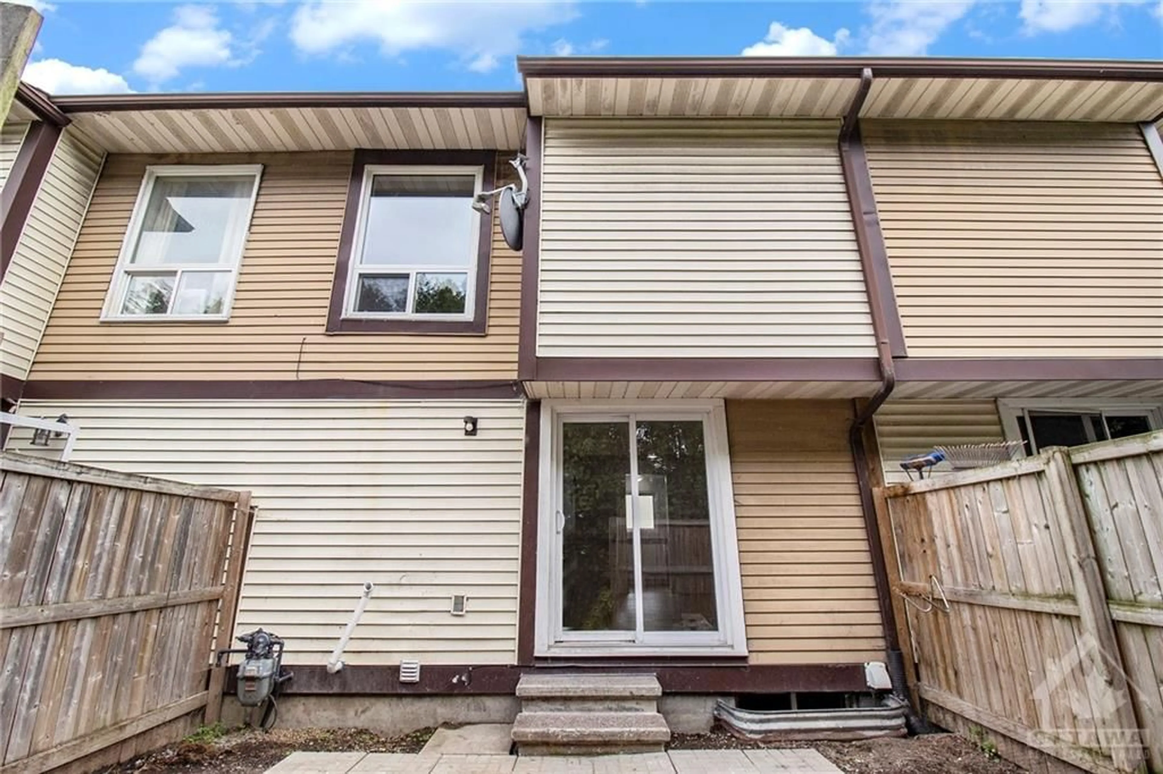 A pic from exterior of the house or condo, cottage for 1406 FOXWELL St, Ottawa Ontario K1B 5J4