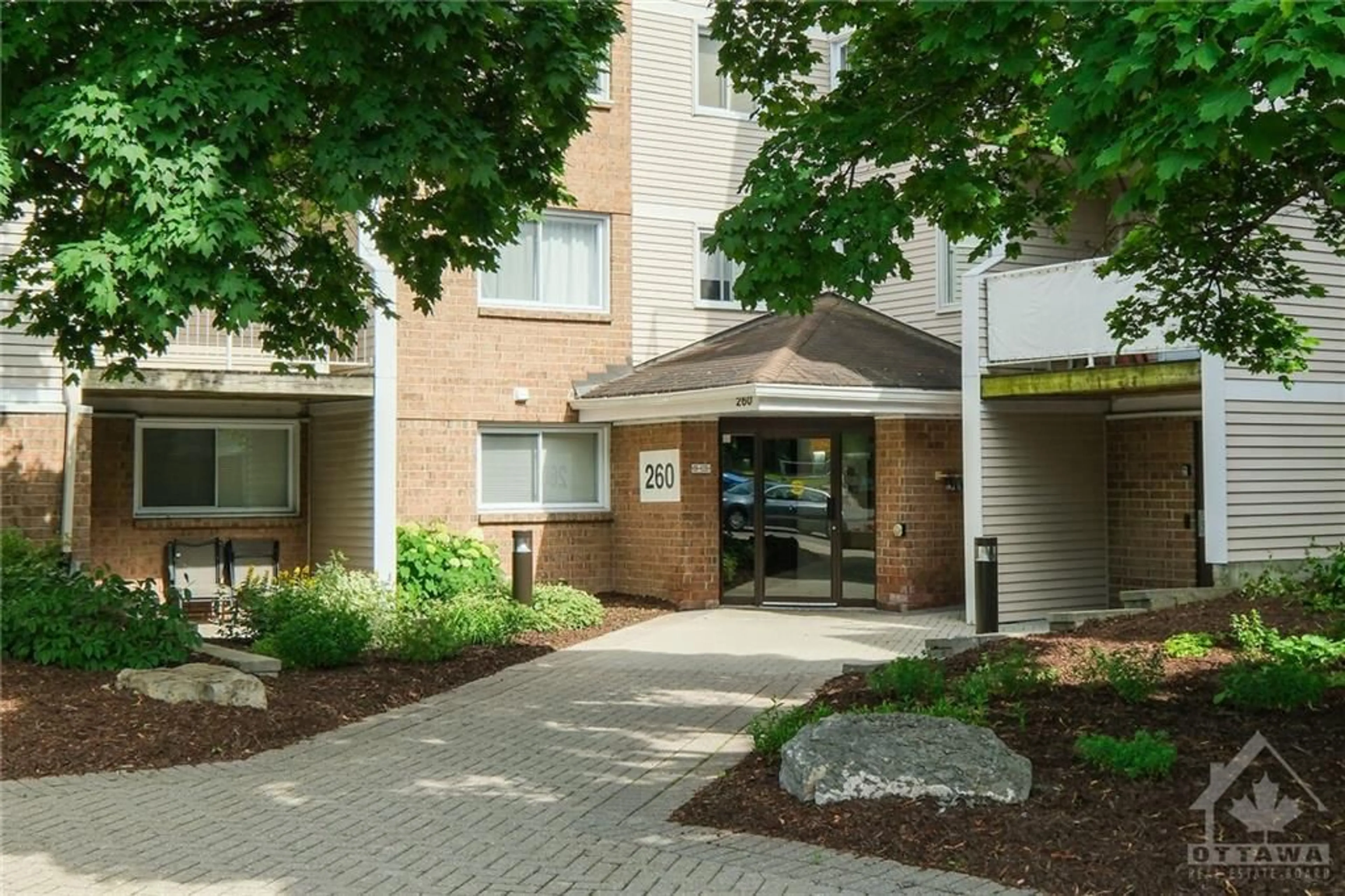 A pic from exterior of the house or condo, the front or back of building for 260 BRITTANY Dr #412, Ottawa Ontario K1K 4M1