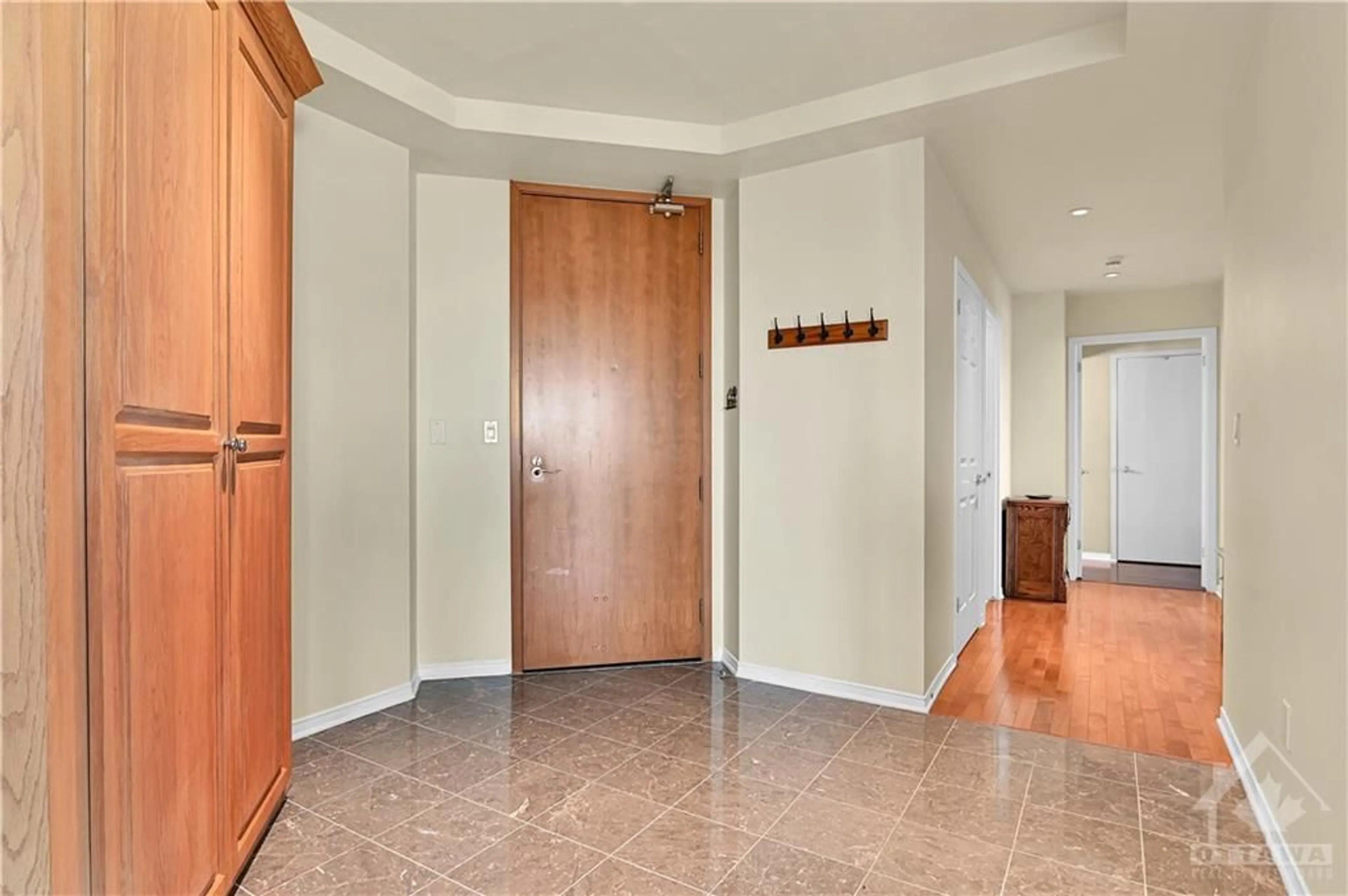 Indoor entryway, wood floors for 38 METROPOLE Pvt #1002, Ottawa Ontario K1Z 1E9