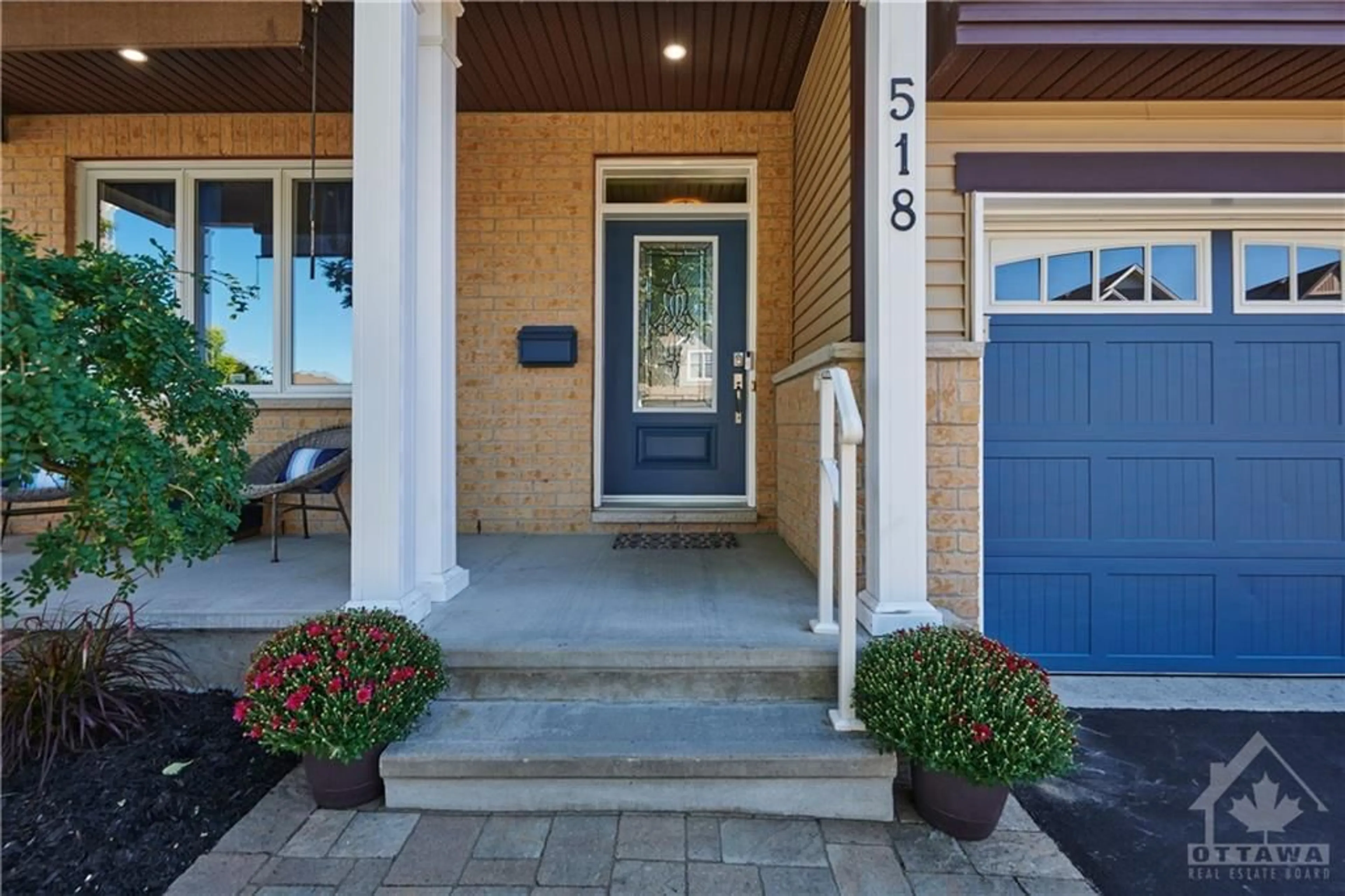 Indoor entryway, wood floors for 518 GOLDEN SEDGE Way, Ottawa Ontario K1T 0G3