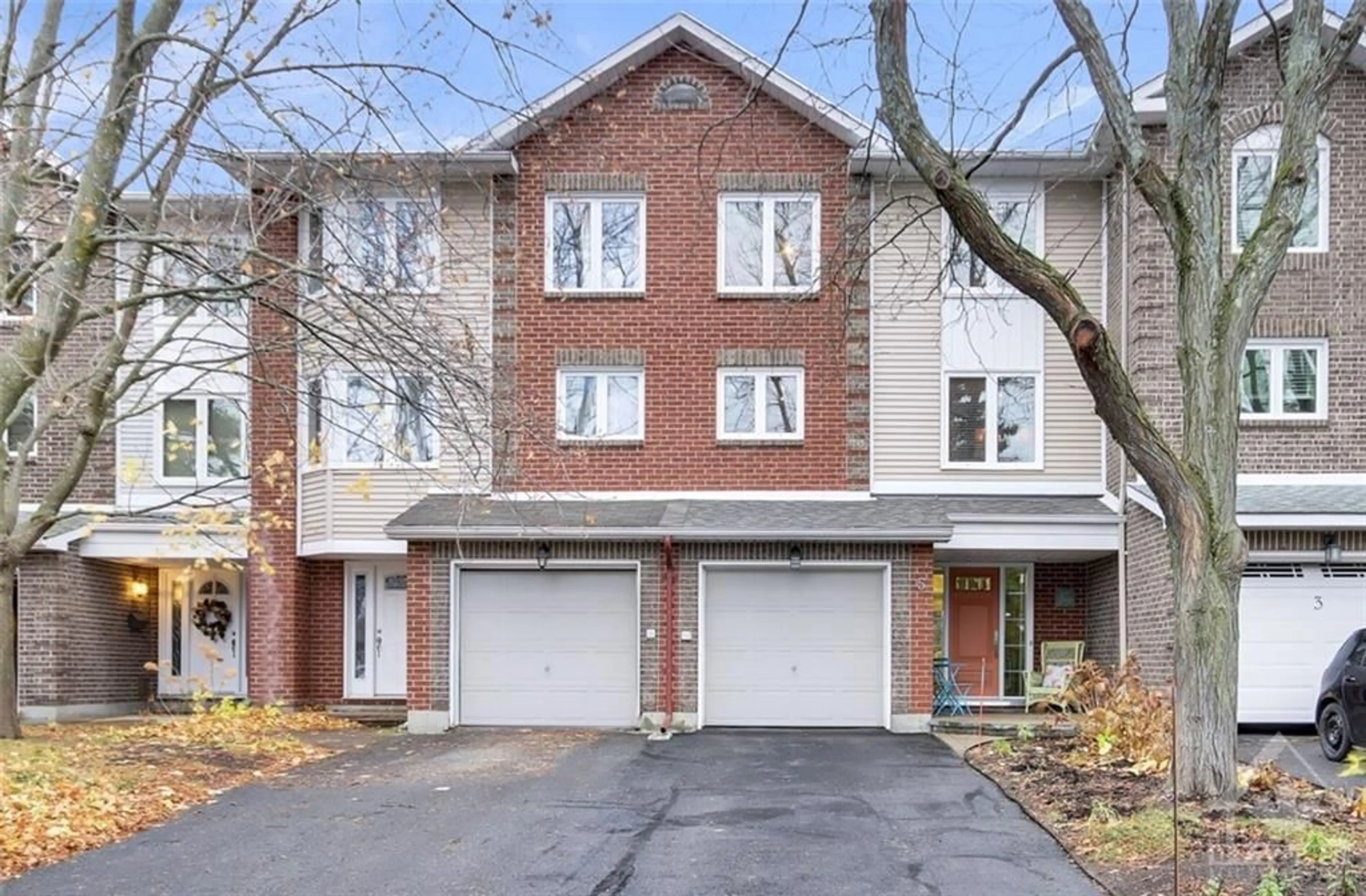 A pic from exterior of the house or condo, the front or back of building for 5 GLADECREST Crt, Nepean Ontario K2H 9K5