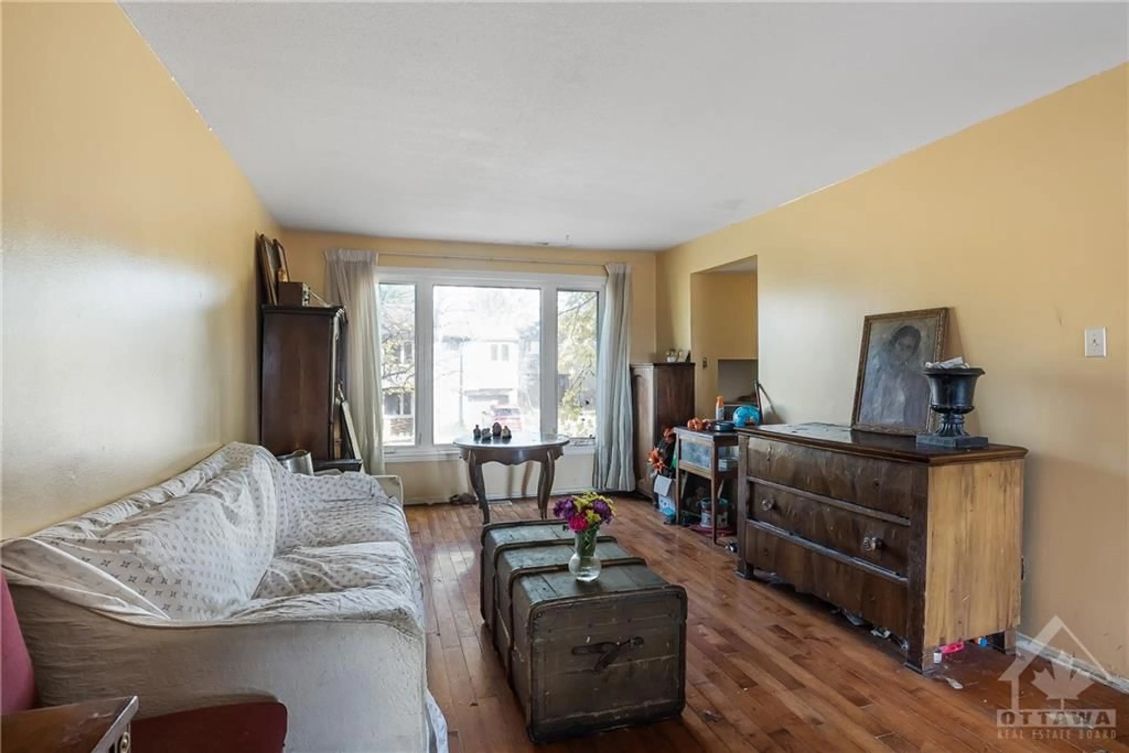 Living room, wood floors for 12 BAYSIDE Pvt, Ottawa Ontario K1V 9R3