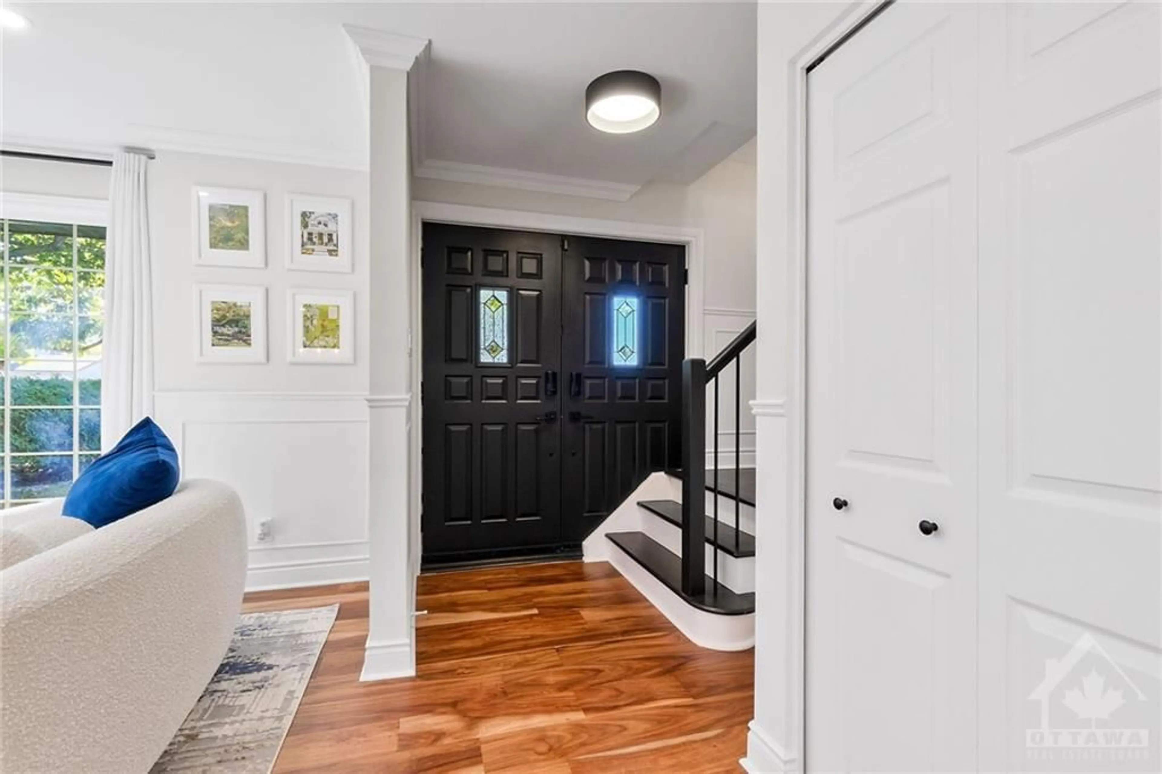 Indoor entryway, wood floors for 1427 LEXINGTON St, Ottawa Ontario K2C 1S1