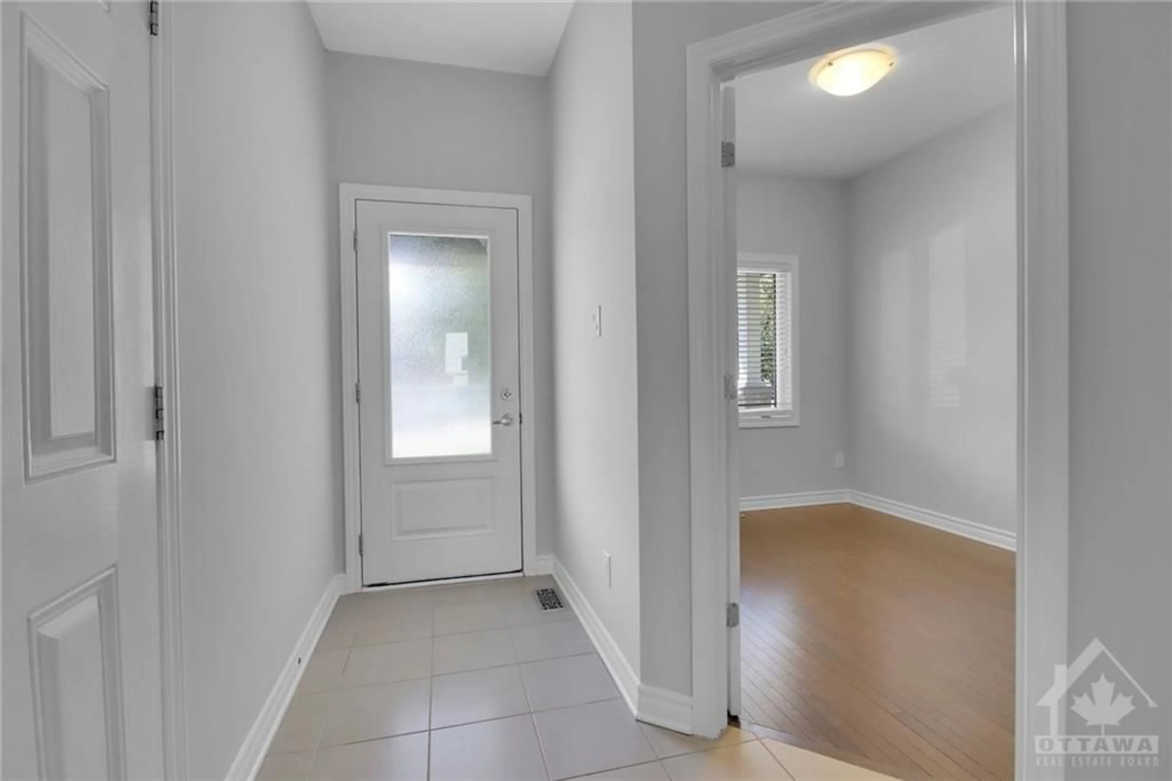 Indoor entryway, not visible floor for 208 MISSION TRAIL Cres, Ottawa Ontario K2S 1B9