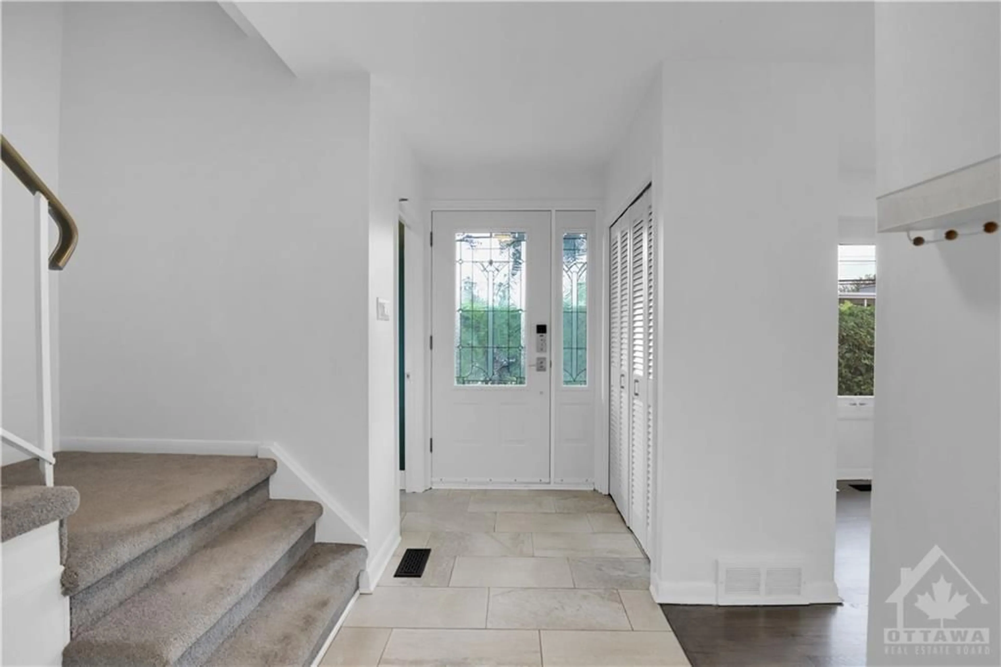 Indoor entryway, cement floor for 1790 KILBORN Ave, Ottawa Ontario K1H 6N2