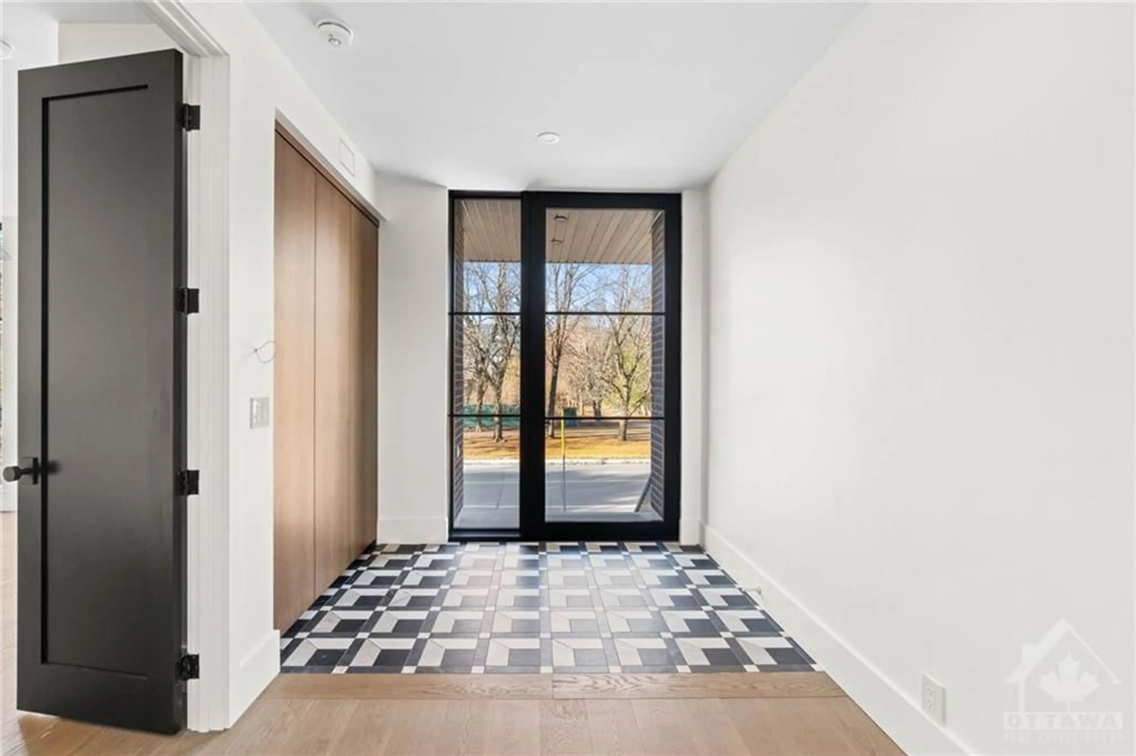 Indoor foyer, ceramic floors for 246 BYRON Ave, Ottawa Ontario K1Z 6Y8