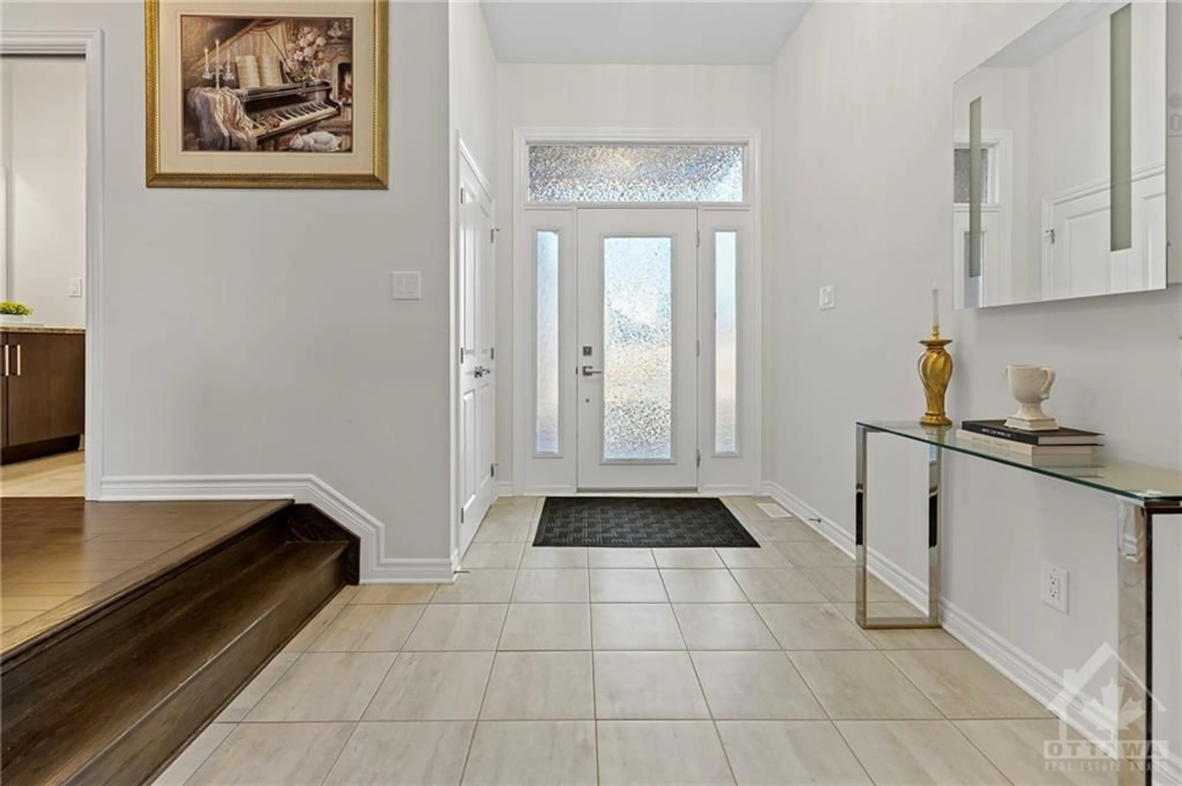 Indoor entryway, ceramic floors for 62 VICEROY Mews, Ottawa Ontario K1X 0J5