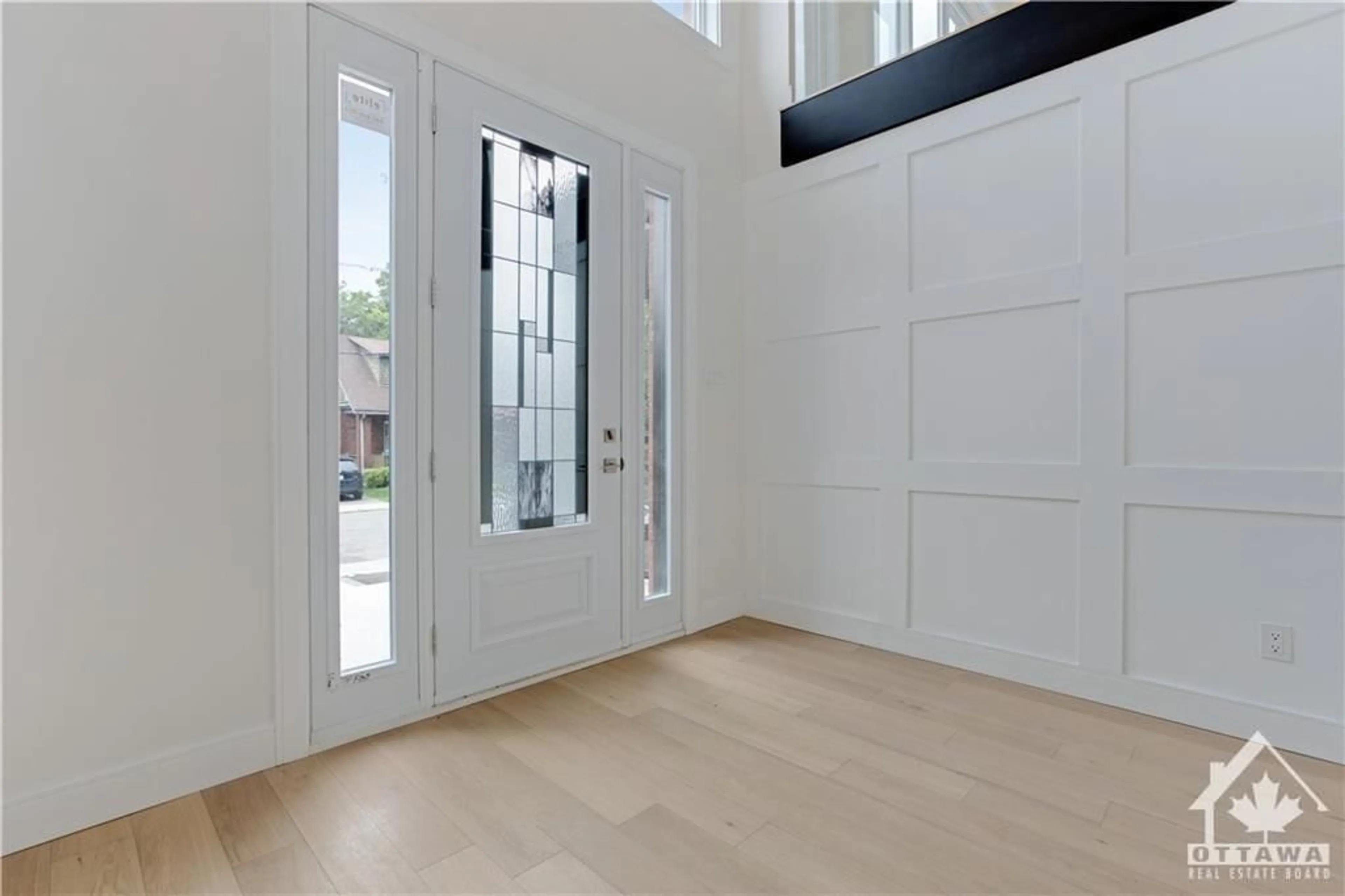 Indoor entryway, wood floors for 14 THORNTON Ave, Ottawa Ontario K1S 2R9