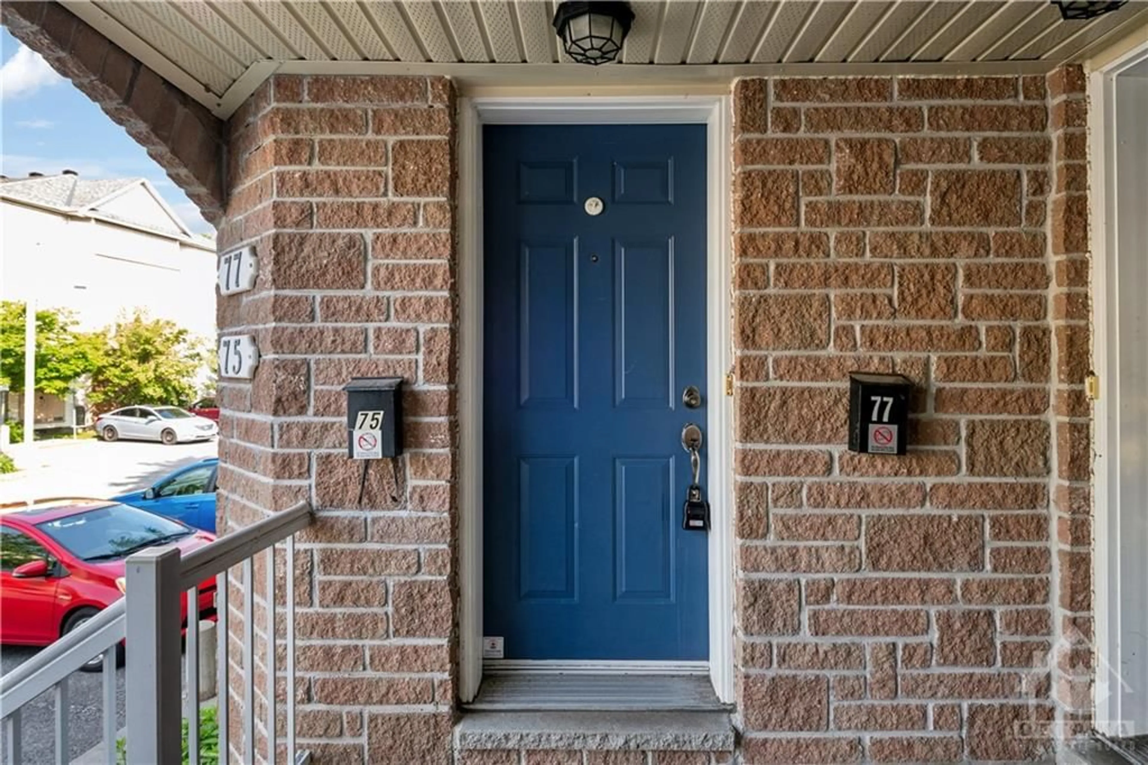 Indoor entryway, wood floors for 75 STRATHAVEN Pvt, Ottawa Ontario K1J 1K7