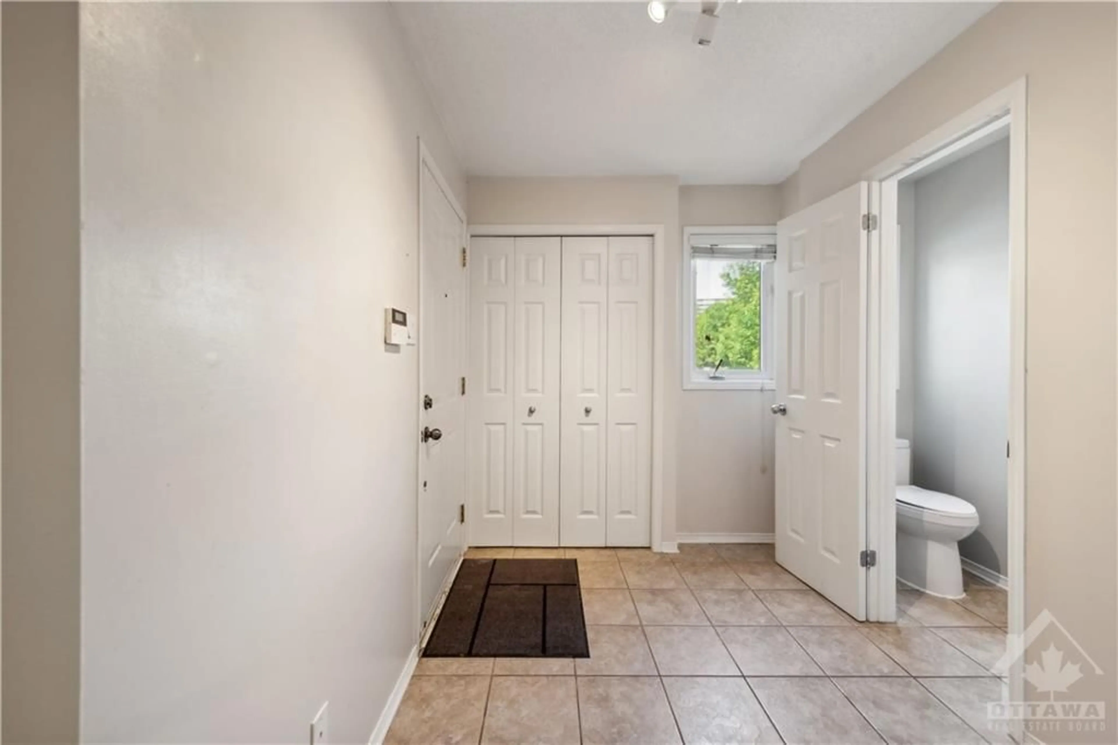 Indoor entryway, wood floors for 75 STRATHAVEN Pvt, Ottawa Ontario K1J 1K7