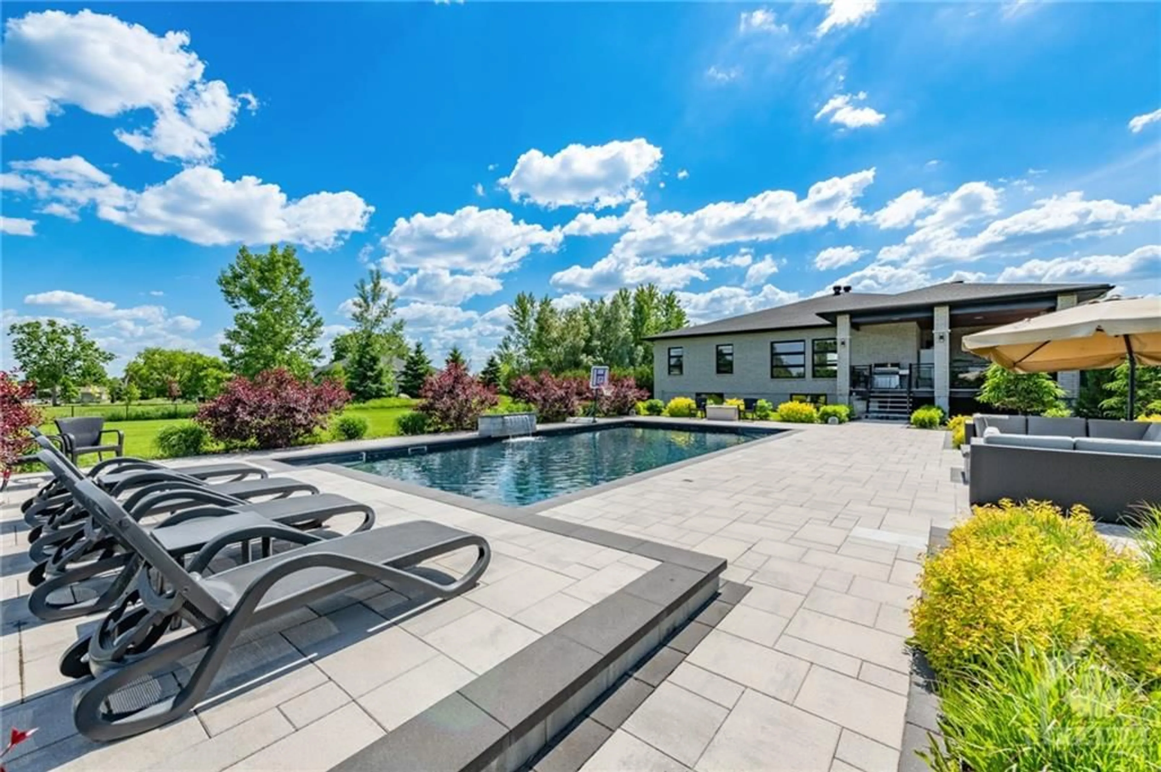 Indoor or outdoor pool for 1152 BLACK CANARY Dr, Ottawa Ontario K4M 0A1