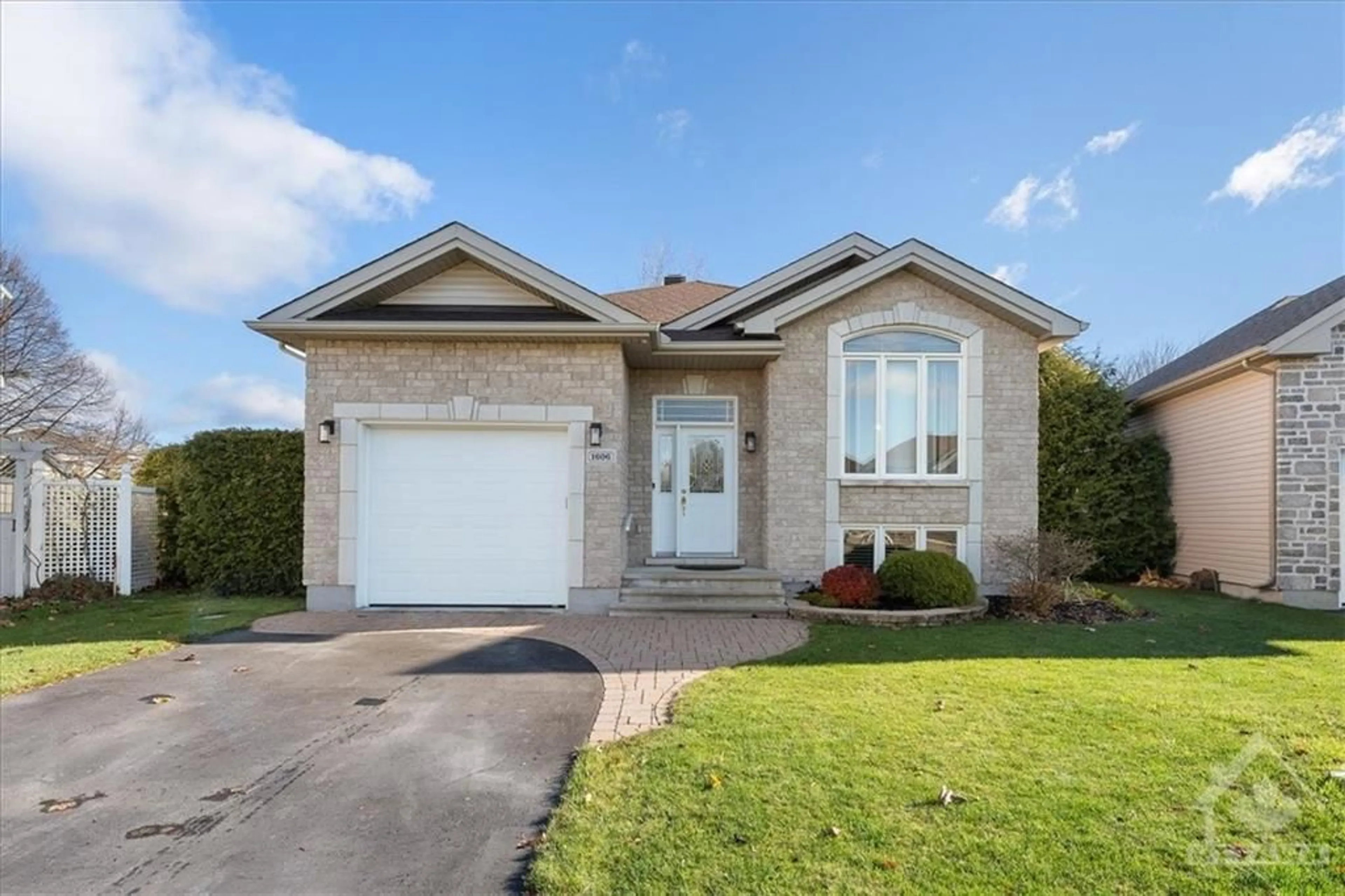 Frontside or backside of a home, cottage for 1606 SEBASTIEN Cres, Rockland Ontario K4K 1V9