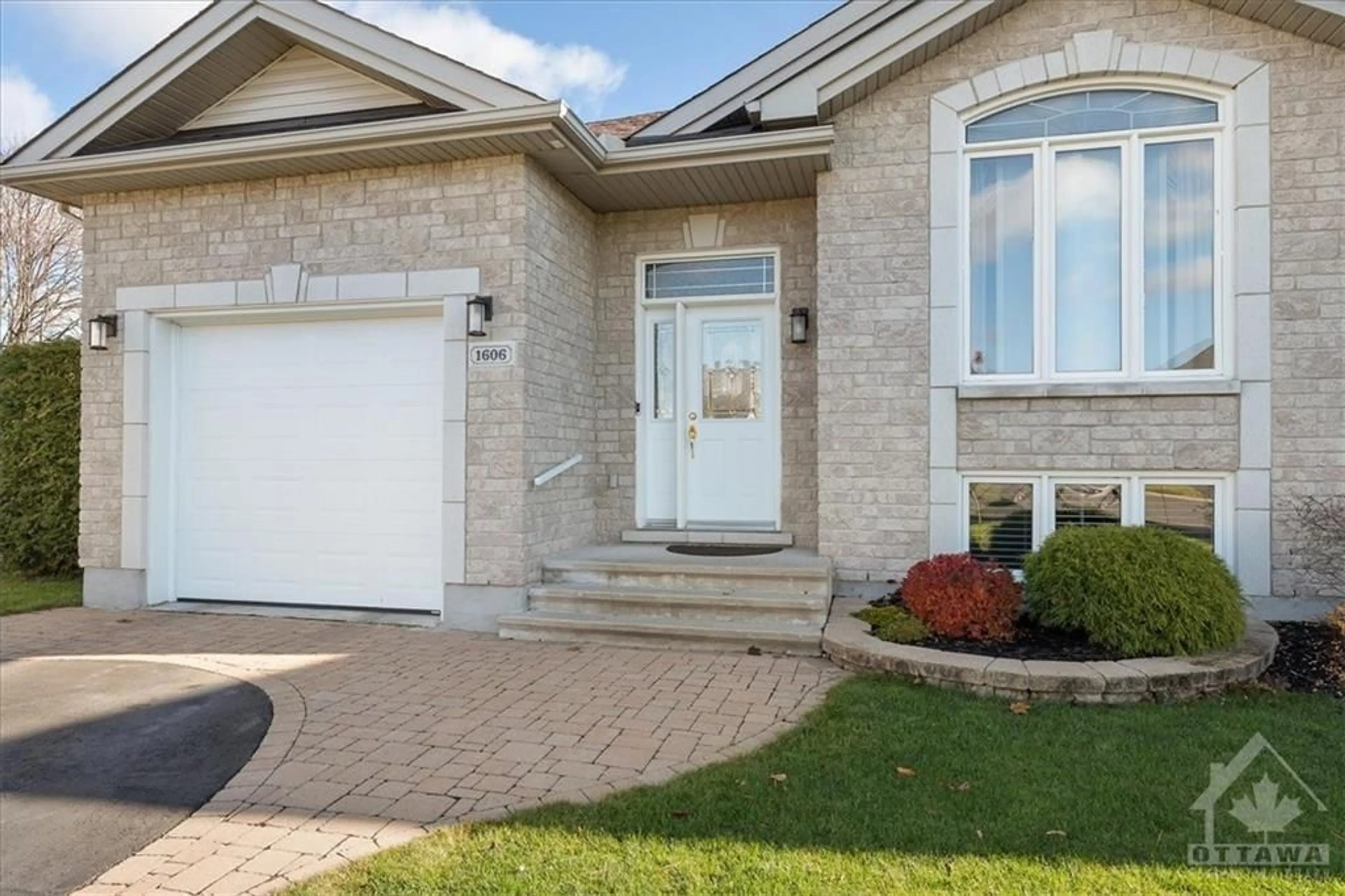 Frontside or backside of a home, cottage for 1606 SEBASTIEN Cres, Rockland Ontario K4K 1V9