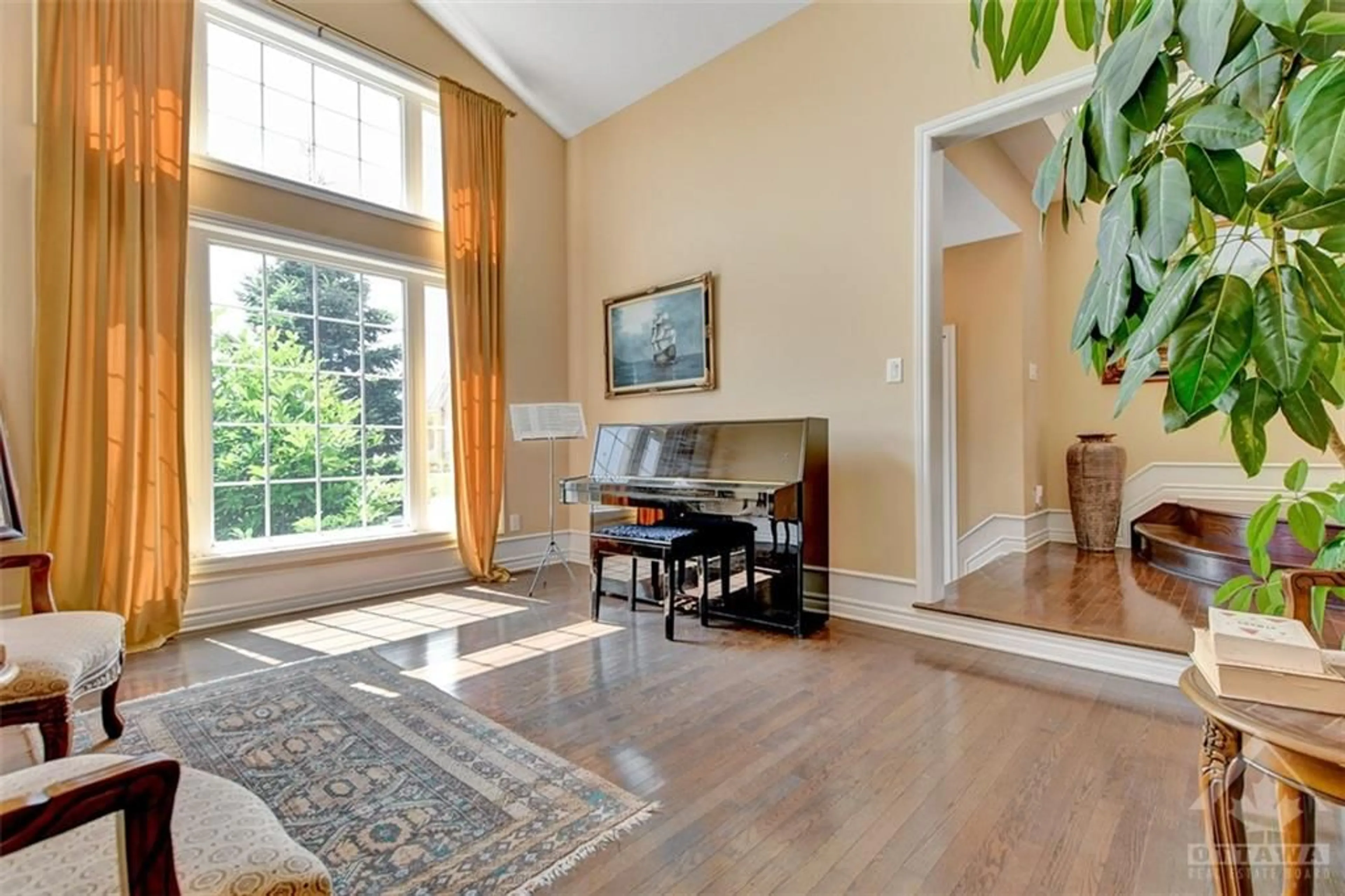 Indoor foyer, wood floors for 135 RIVERSEDGE Cres, Ottawa Ontario K1V 0Z8