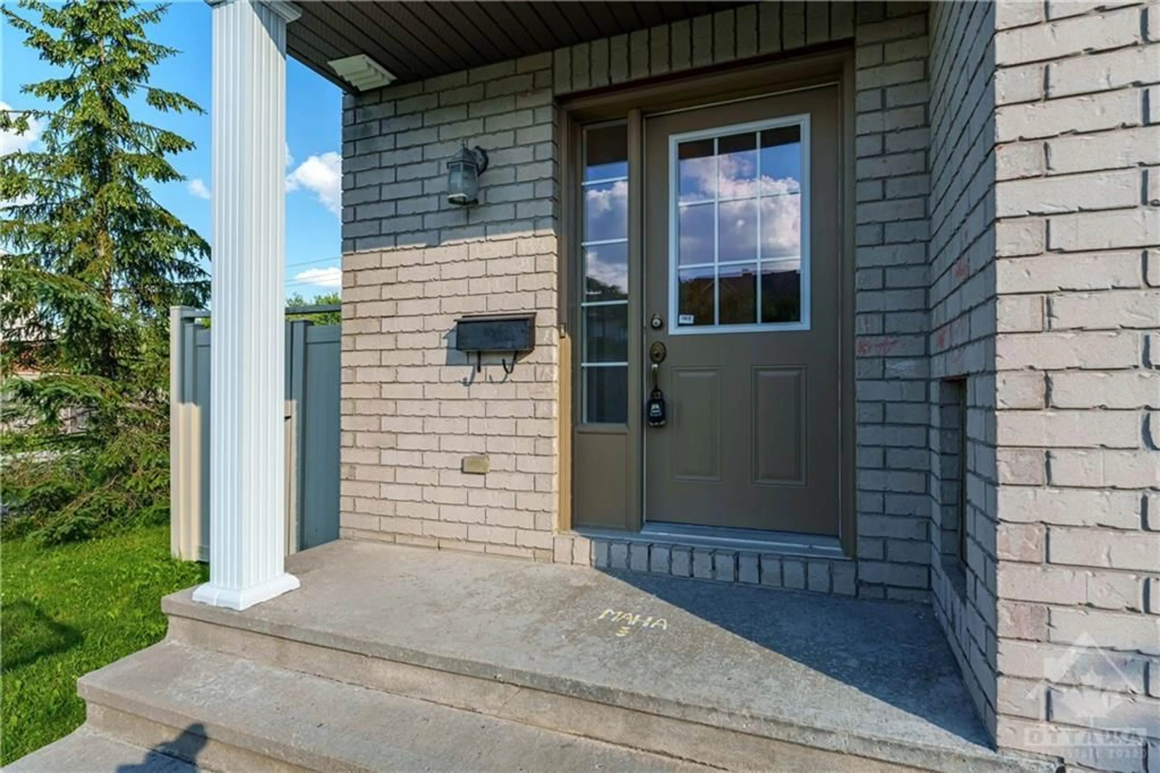 Indoor entryway, cement floor for 298 MACOUN Cir, Ottawa Ontario K1T 0H8