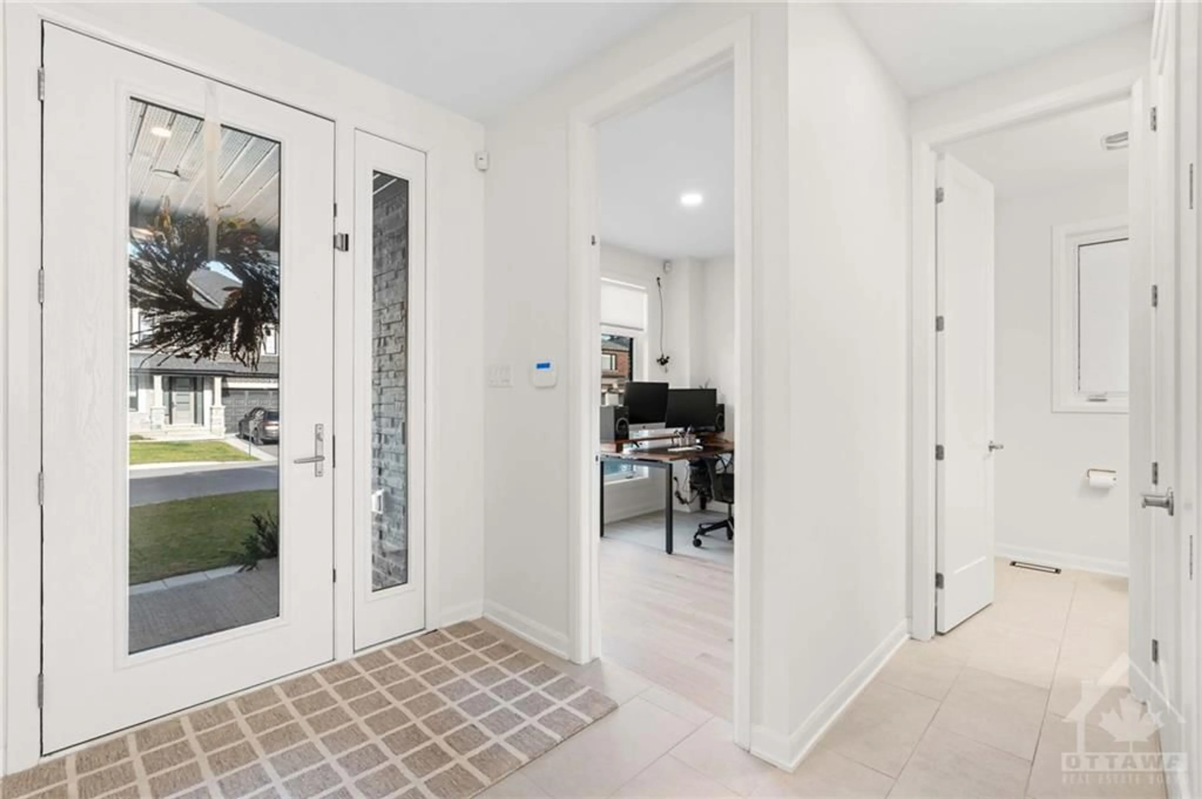 Indoor entryway, wood floors for 30 CONCH Way, Ottawa Ontario K4M 0M4