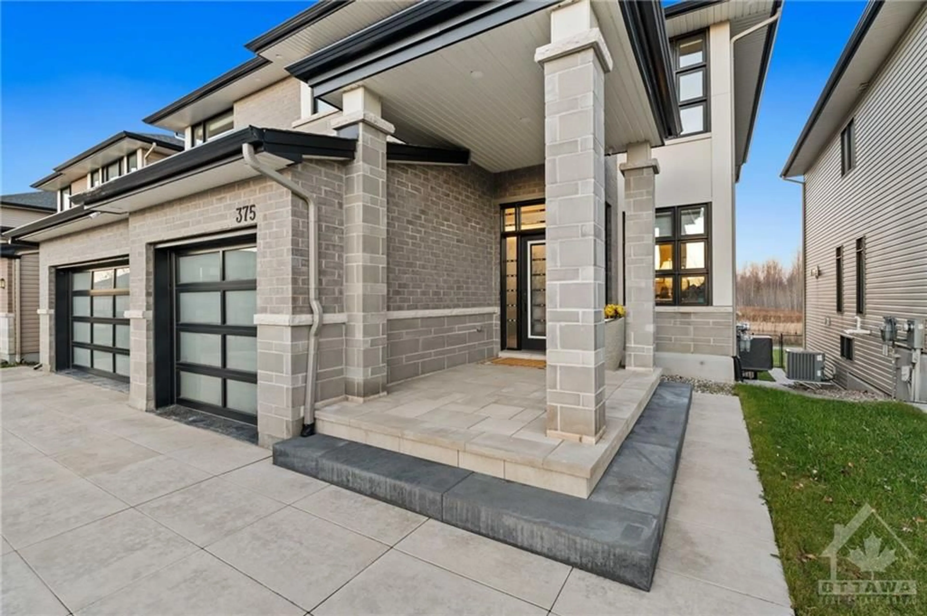 Indoor entryway, cement floor for 375 LONGWORTH Ave, Ottawa Ontario K1T 0T9