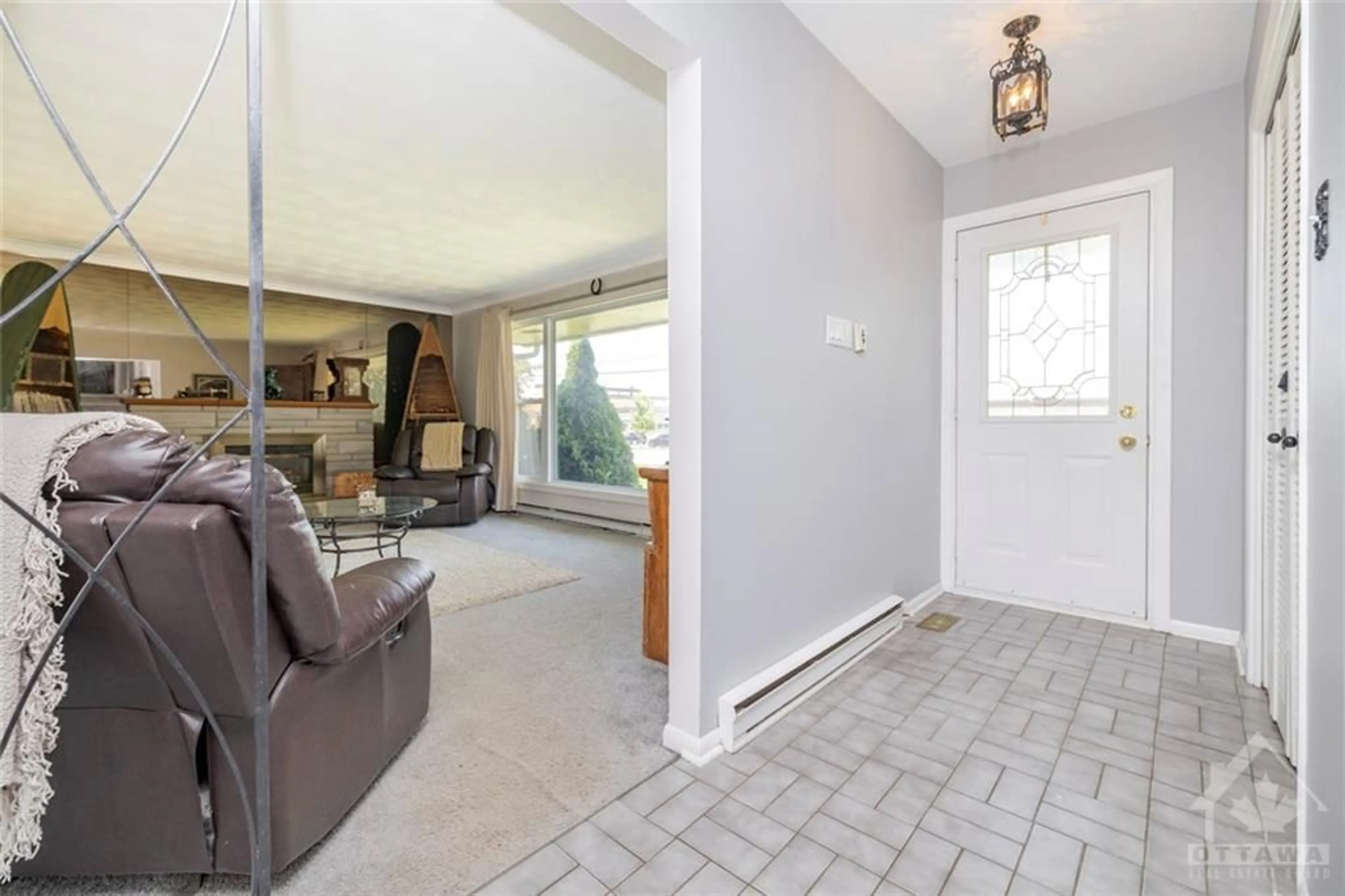 Indoor entryway, wood floors for 3698 MCBEAN St, Richmond Ontario K0A 2Z0