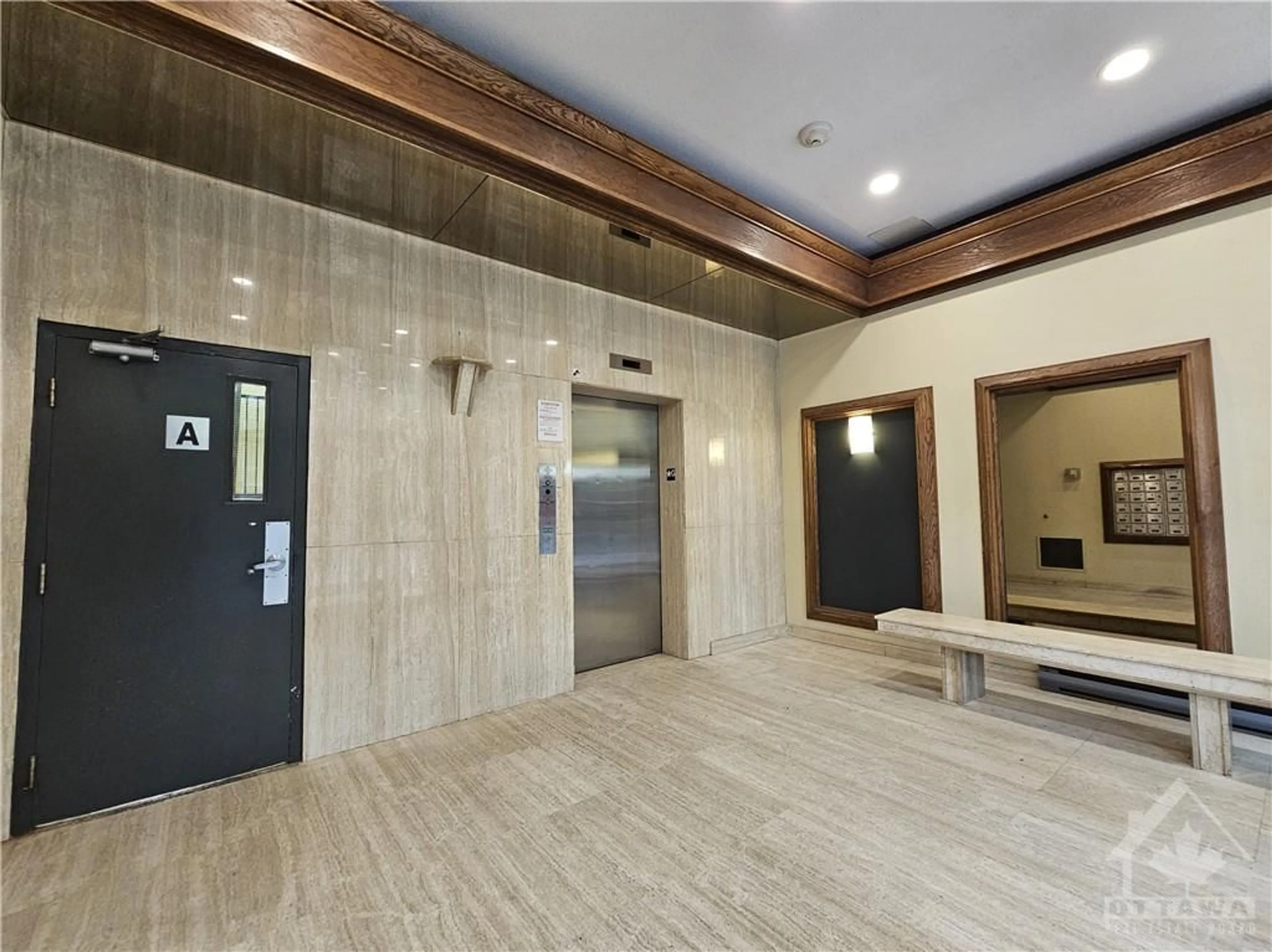 Indoor foyer, wood floors for 154 NELSON St #401, Ottawa Ontario K1N 7R5