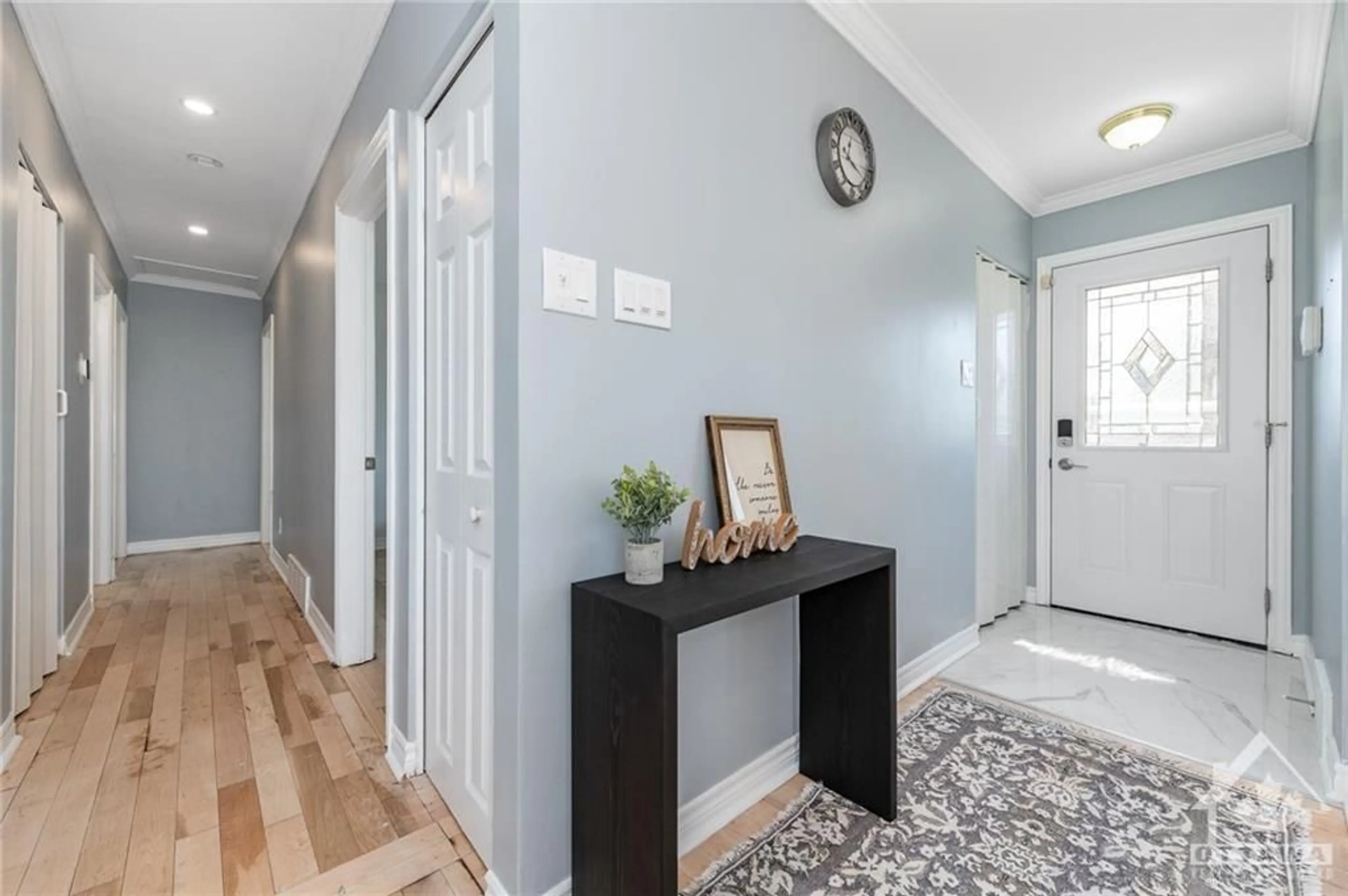 Indoor entryway, wood floors for 25 OAKVIEW Ave, Ottawa Ontario K2G 2Z9