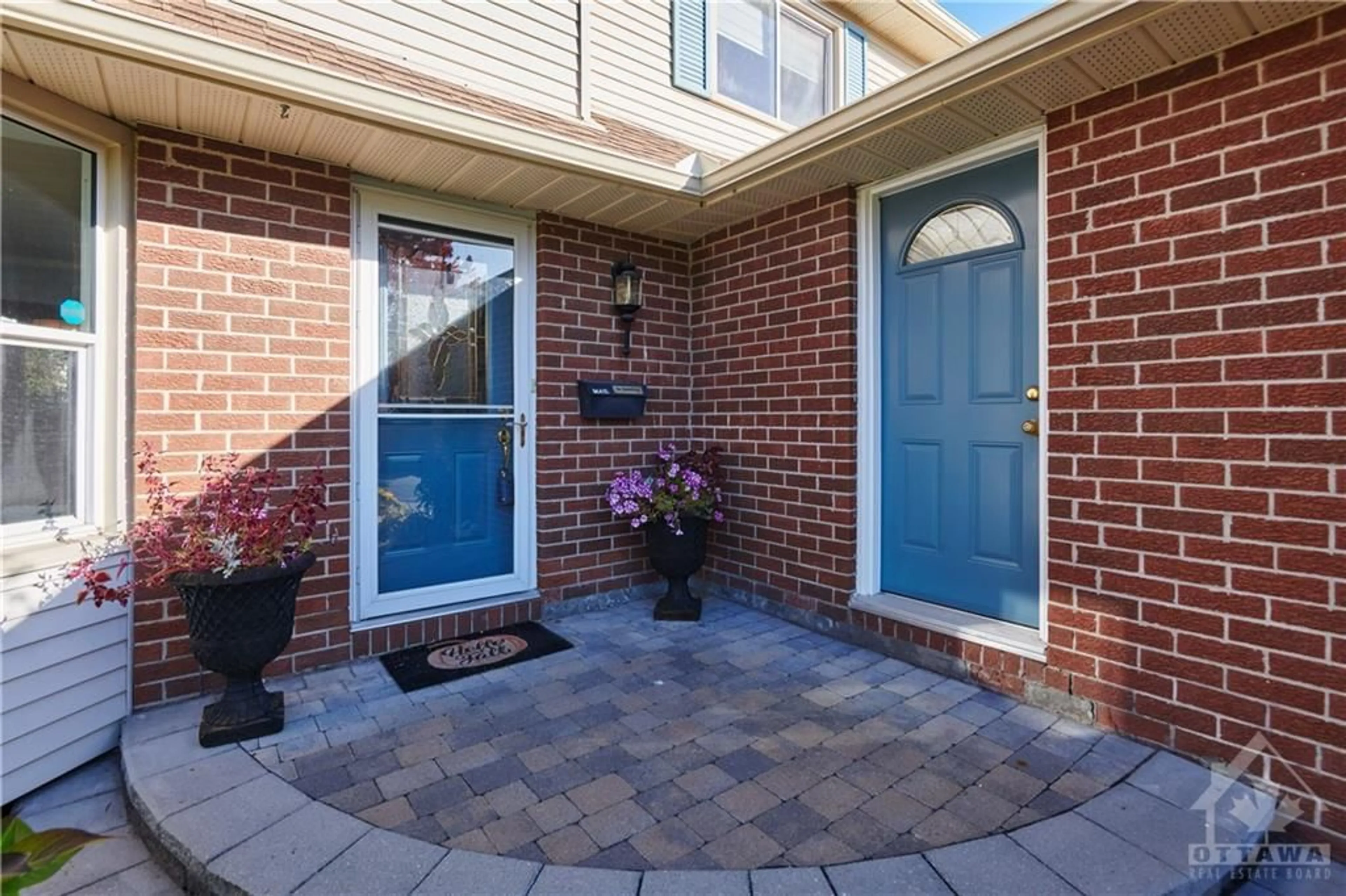 Home with brick exterior material for 6045 VOYAGEUR Dr, Ottawa Ontario K1C 2P5