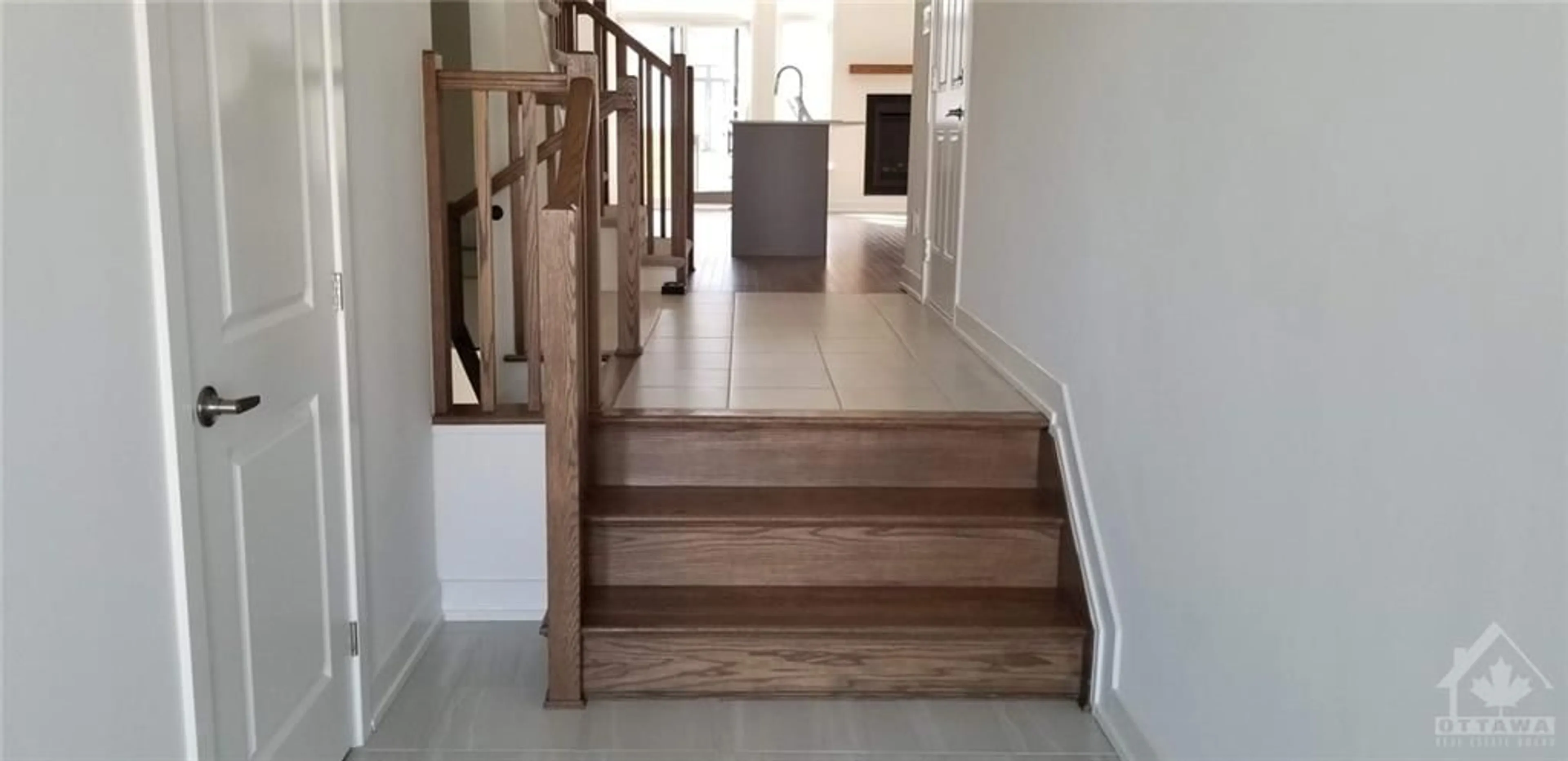 Indoor foyer, wood floors for 814 MOCHI Cir, Ottawa Ontario K2J 6Y9