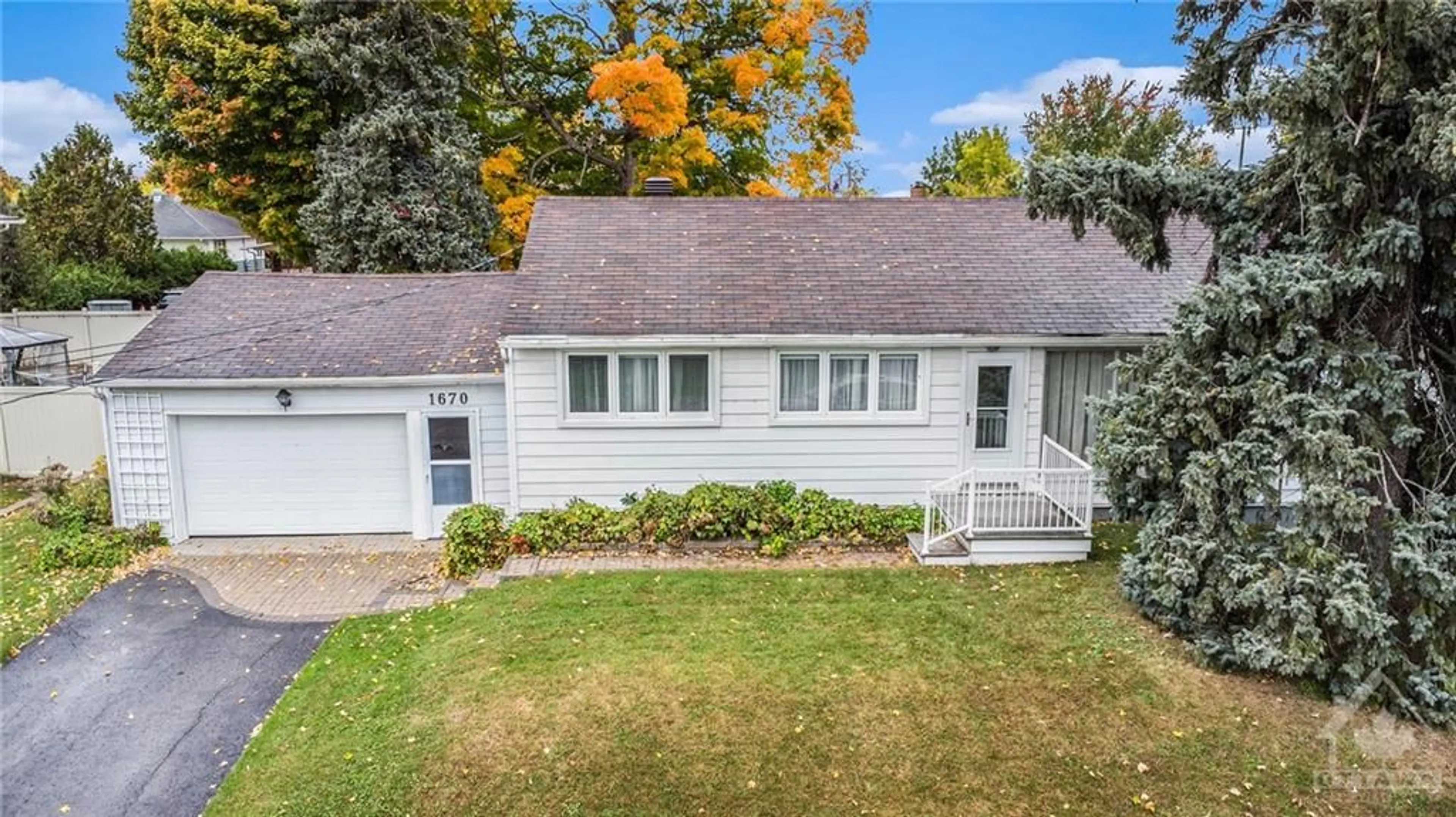 Frontside or backside of a home, cottage for 1670 SAINT-LAURENT St, Rockland Ontario K4K 1C2