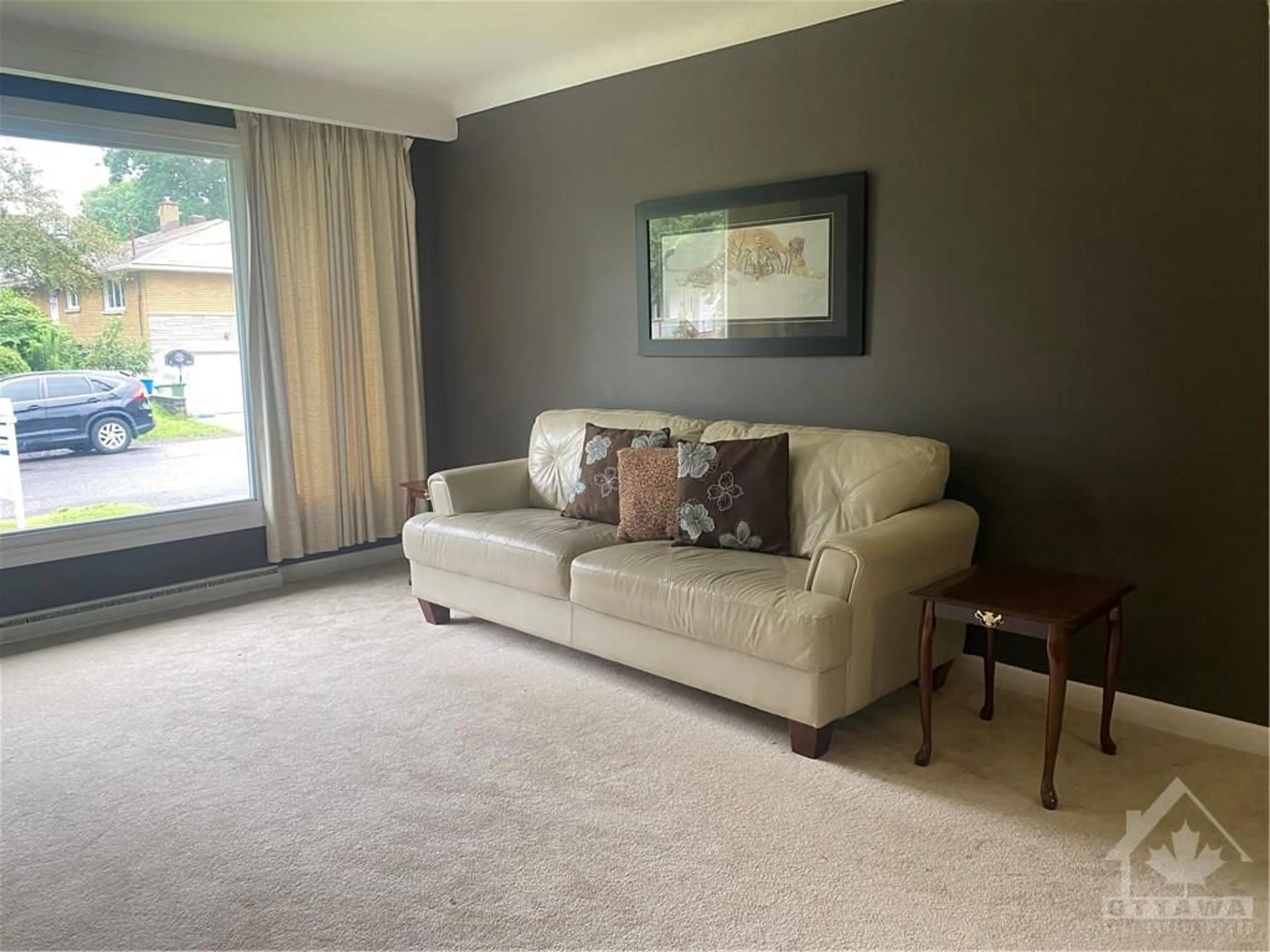 Living room, carpet floors for 210 HARCOURT Ave, Ottawa Ontario K2B 5C3