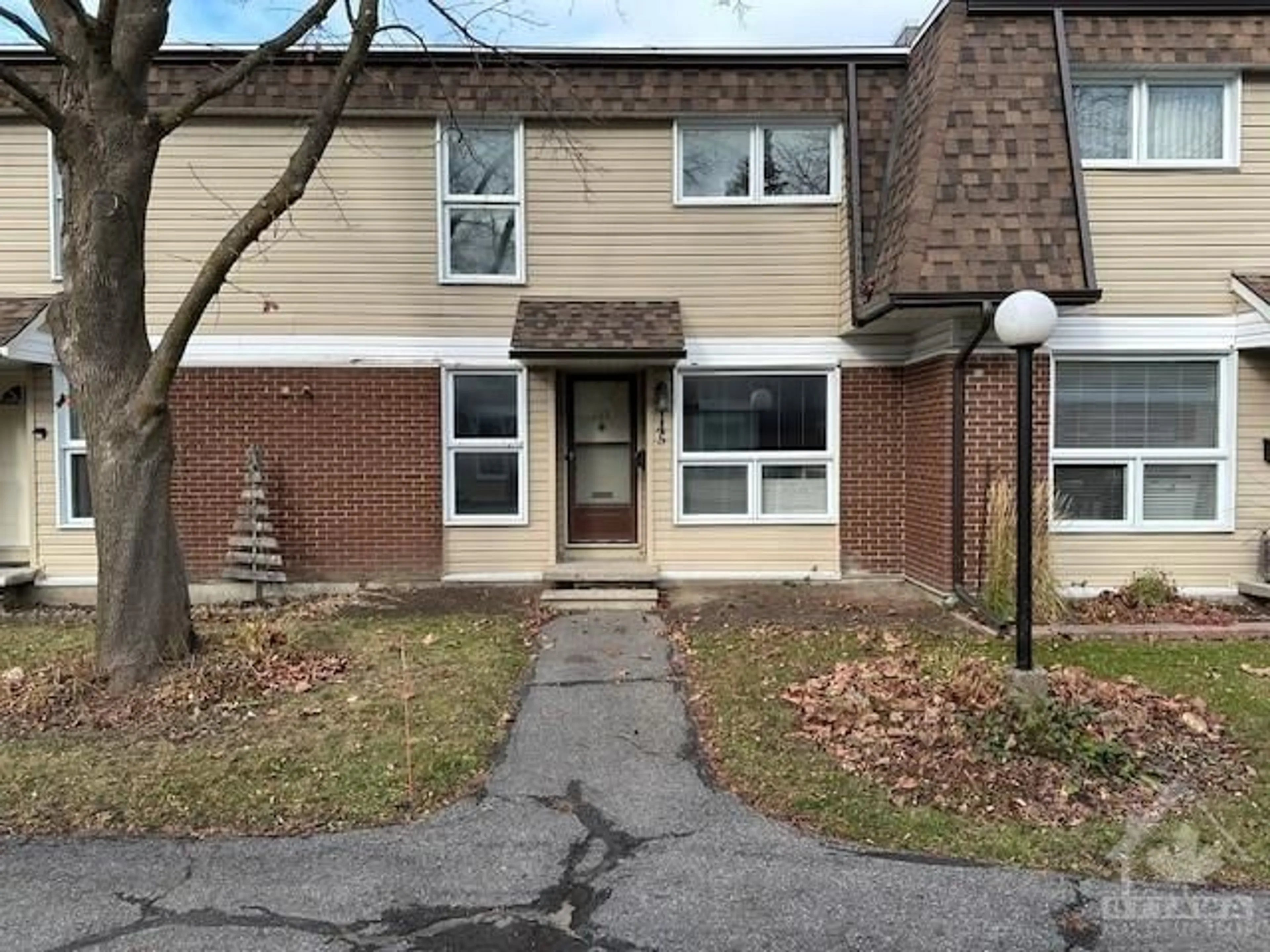 A pic from exterior of the house or condo, the front or back of building for 145 RUTHERFORD Crt, Kanata Ontario K2K 1N6