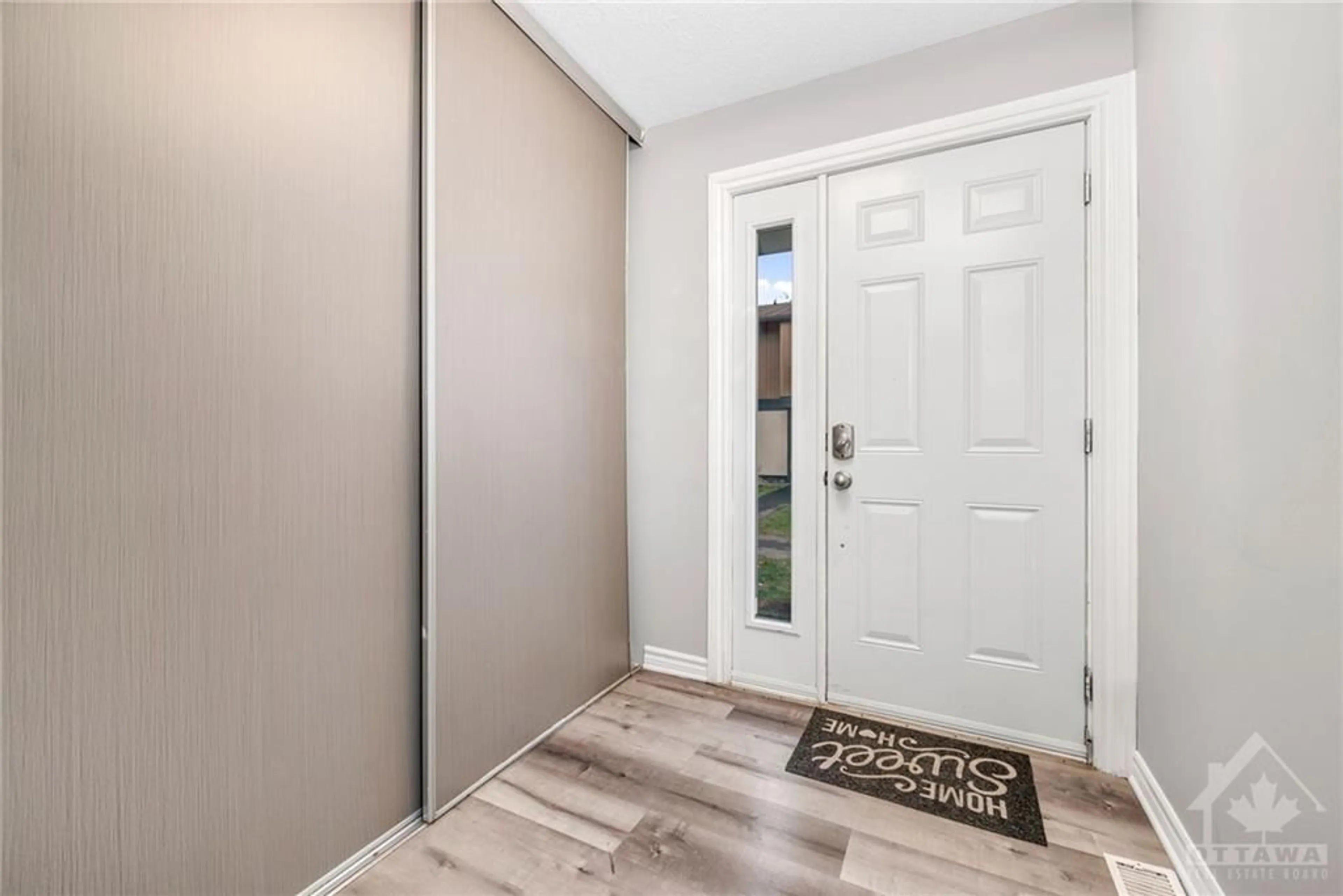 Indoor entryway, wood floors for 1449 RIDGEBROOK Dr #147, Ottawa Ontario K1B 4T1