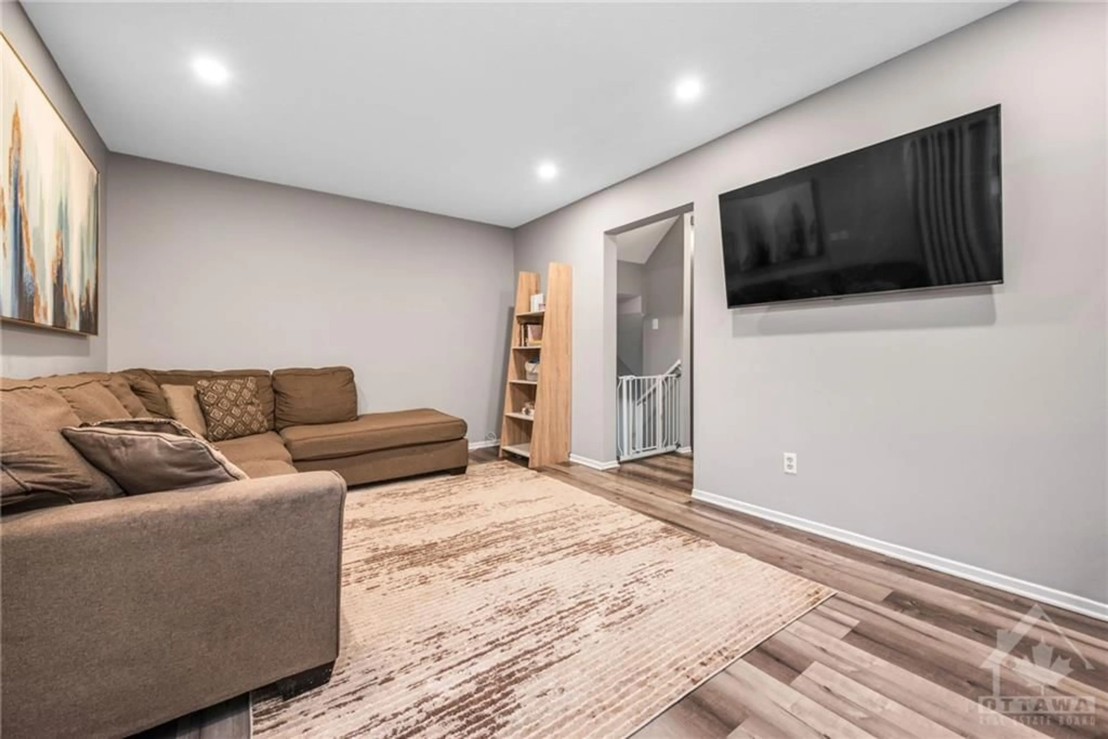 Living room, wood floors for 1449 RIDGEBROOK Dr #147, Ottawa Ontario K1B 4T1