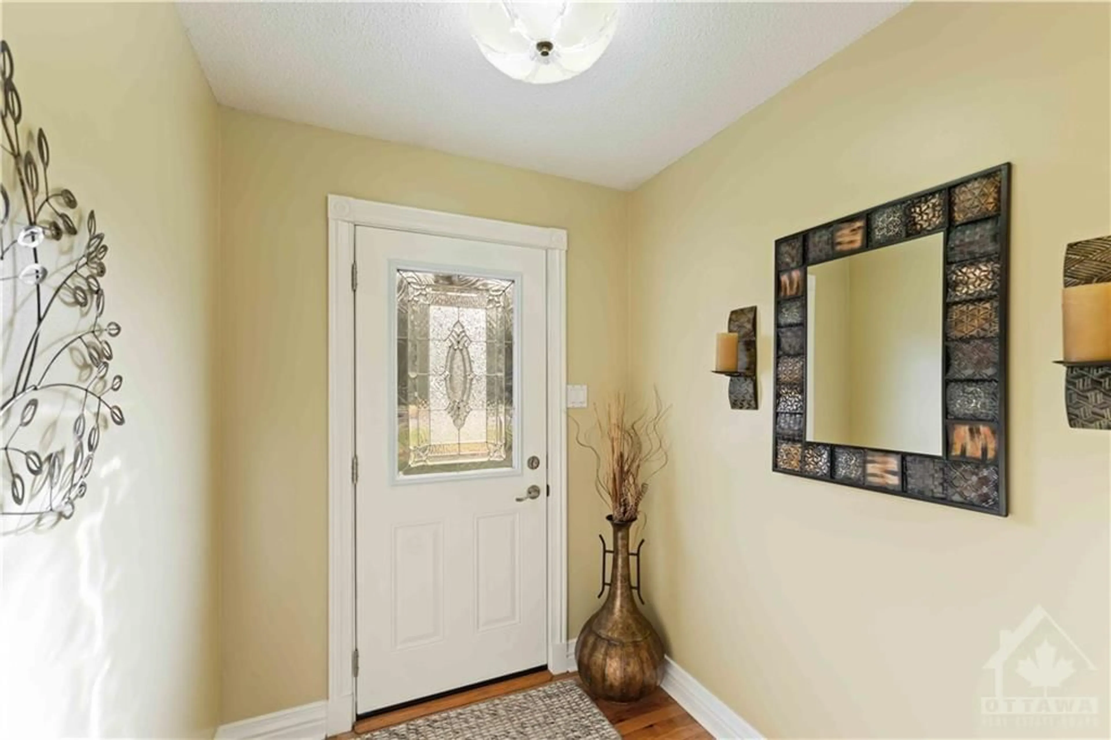 Indoor entryway, wood floors for 5668 ELOISE Cres, Osgoode Ontario K0A 2W0