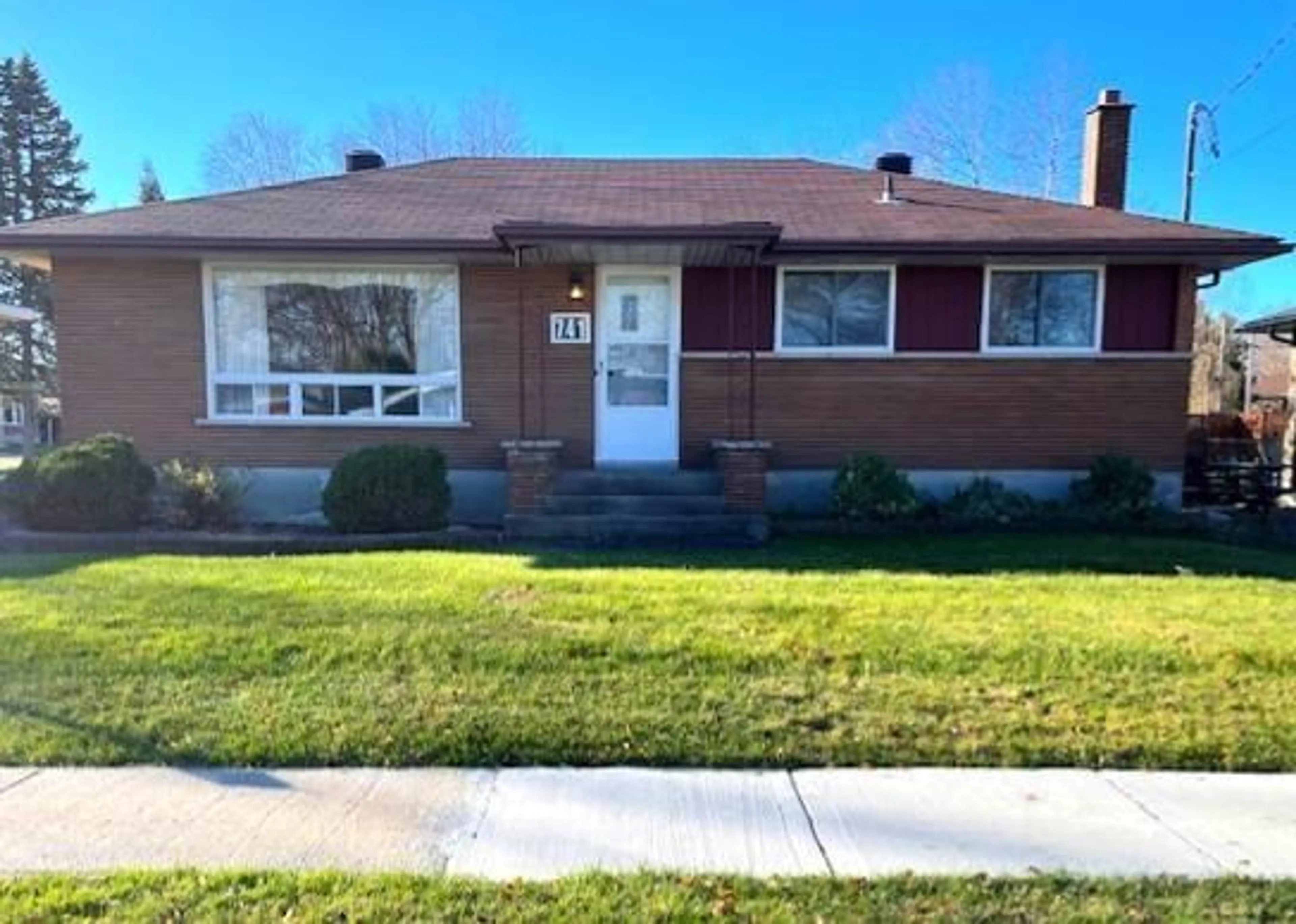 Frontside or backside of a home, the street view for 741 SANDFIELD Cres, Cornwall Ontario K6H 5C4