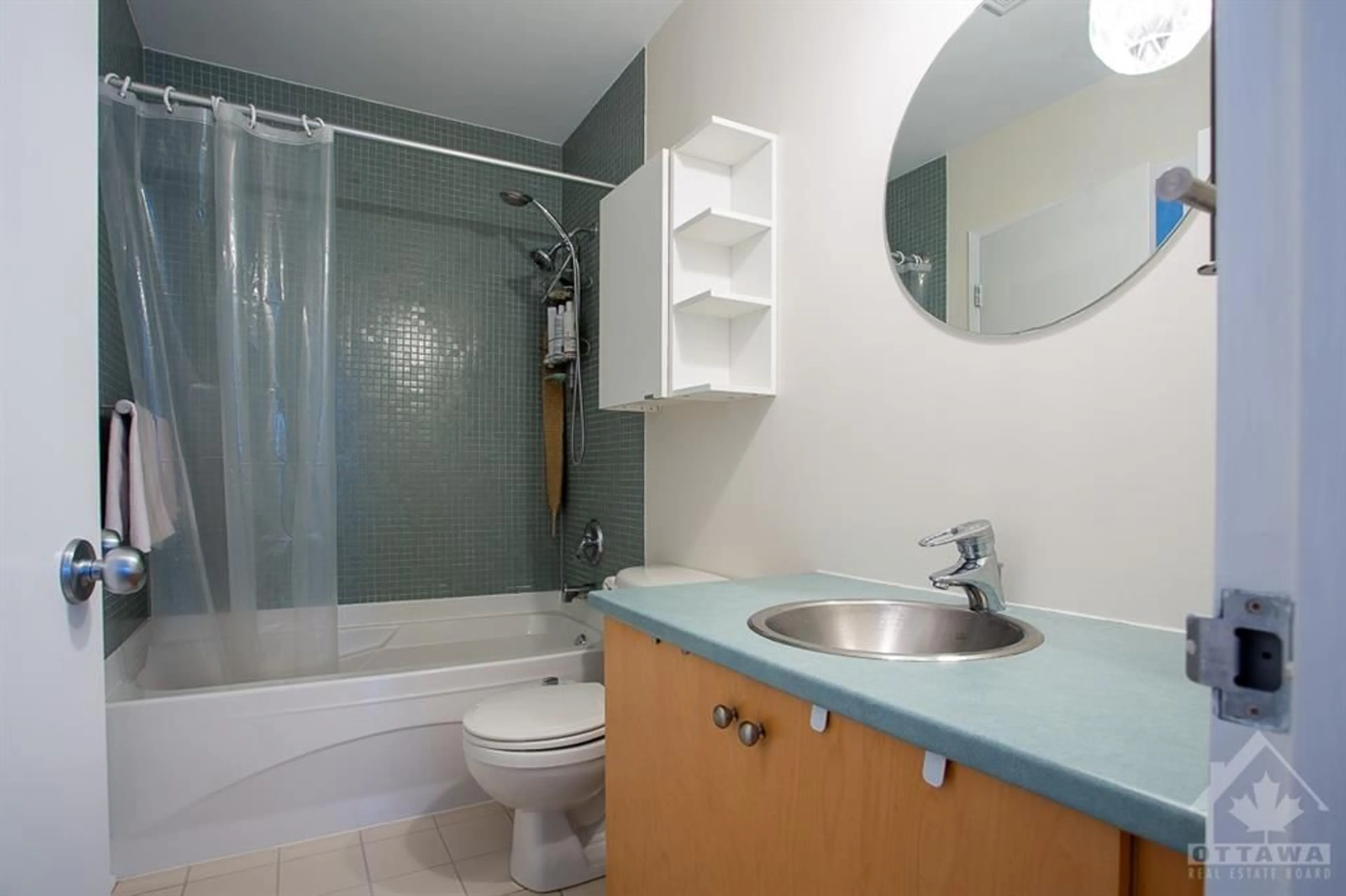 Standard bathroom for 180 YORK St #301, Ottawa Ontario K1N 8W4