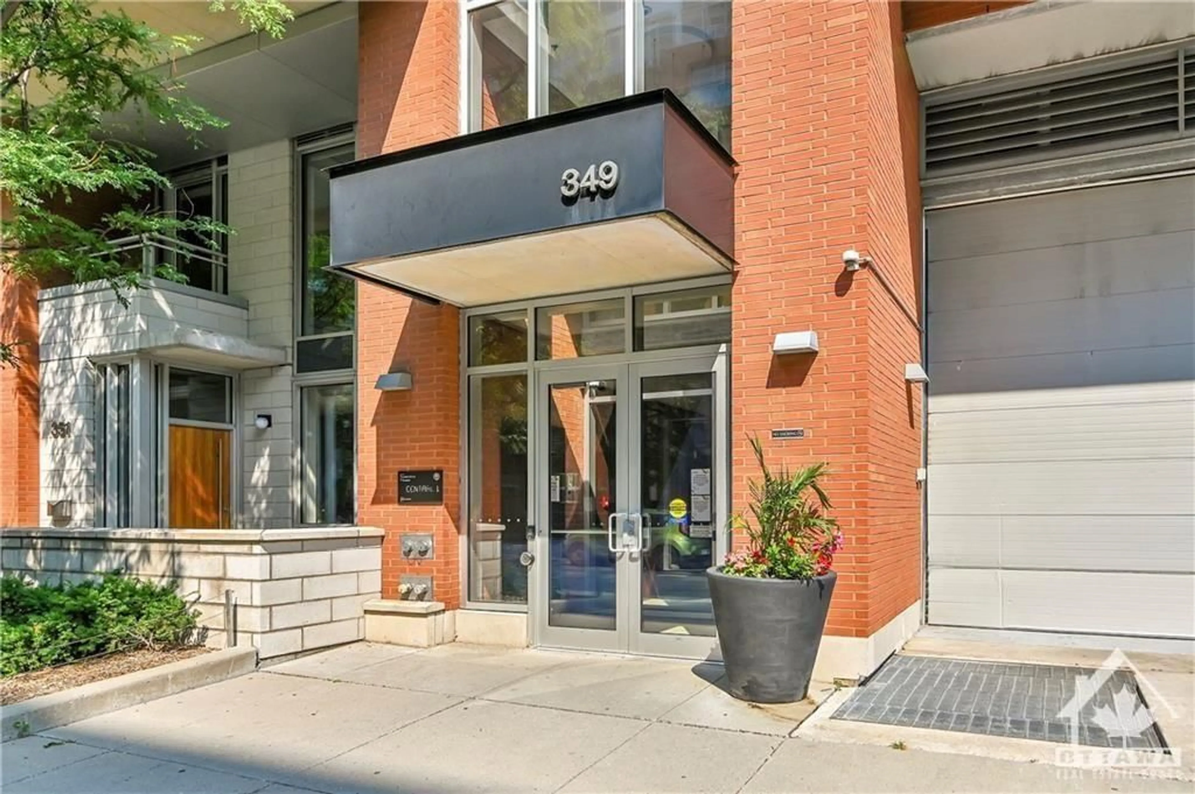 A pic from exterior of the house or condo, the front or back of building for 349 MCLEOD St #821, Ottawa Ontario K2P 0S1