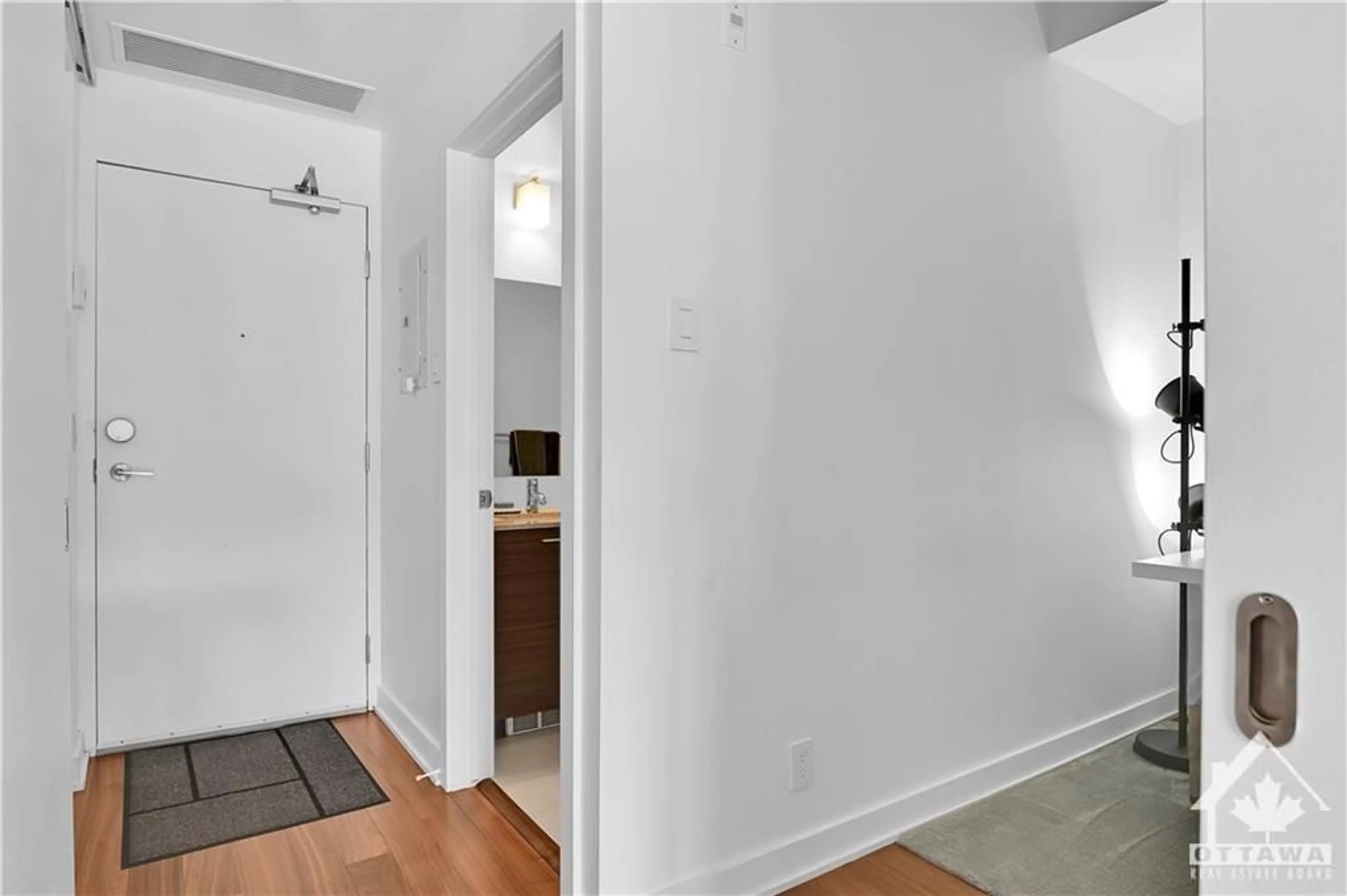 Indoor entryway, not visible floor for 349 MCLEOD St #821, Ottawa Ontario K2P 0S1