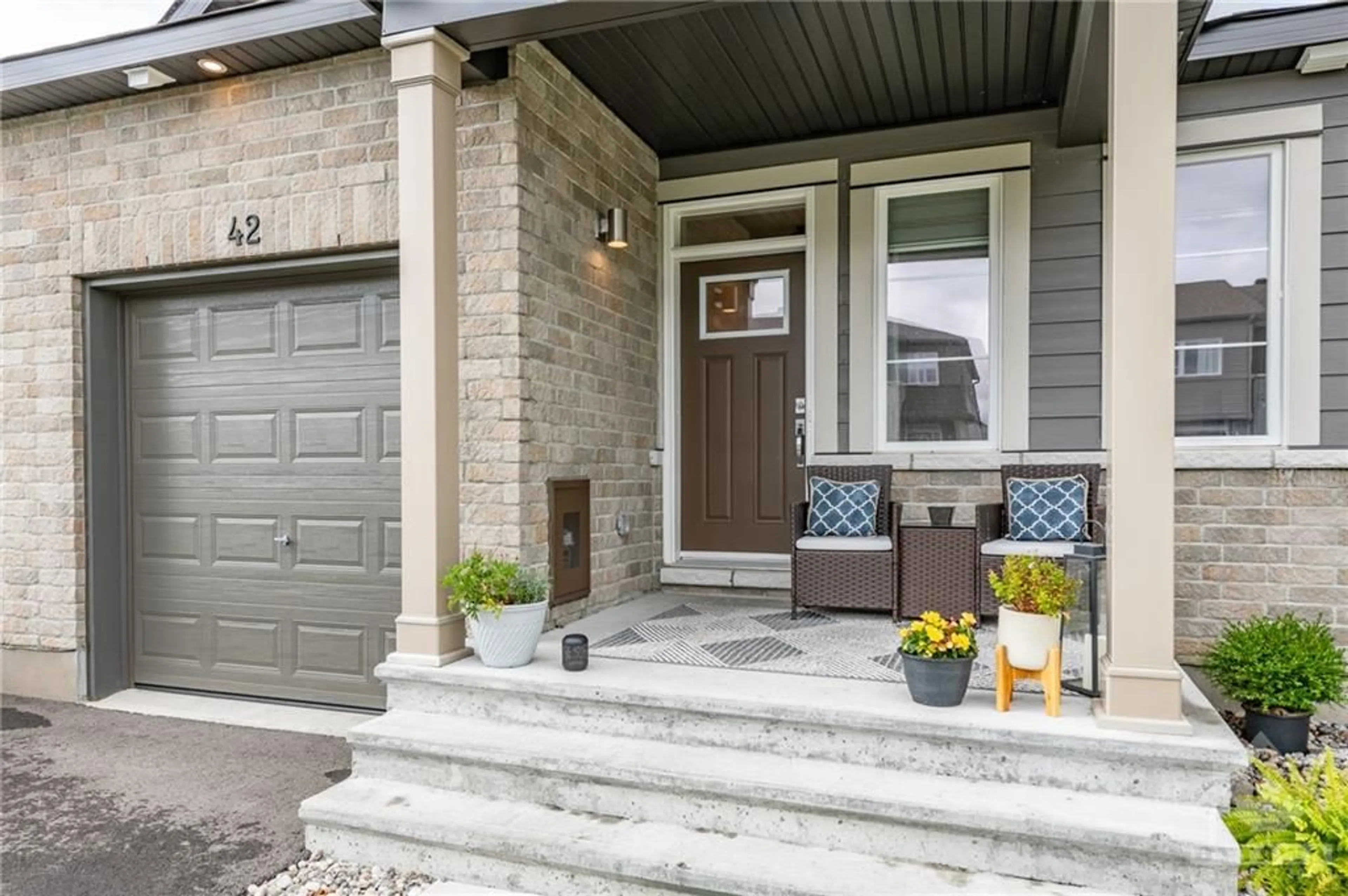 Indoor entryway, cement floor for 42 RIDDELL St, Carleton Place Ontario K7C 3P2